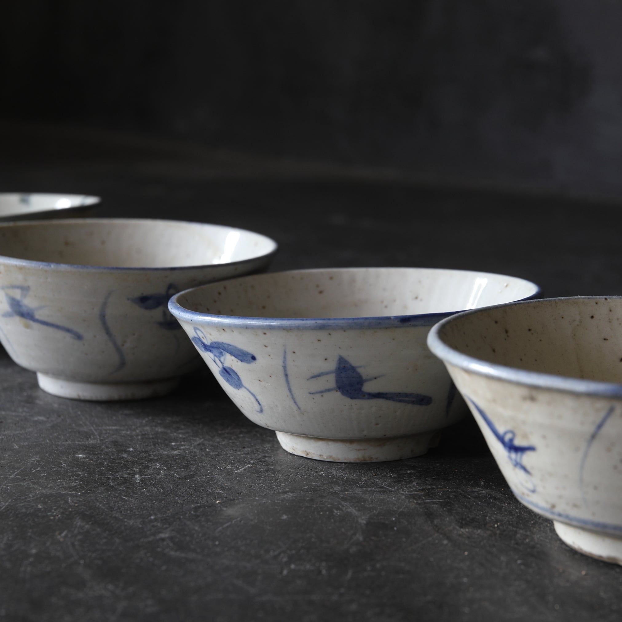 TAZZA DA TÈ, Ko-Sometsuke, con motivo a erba, set da 5, Dinastia Ming(1368–1644 d.C.)