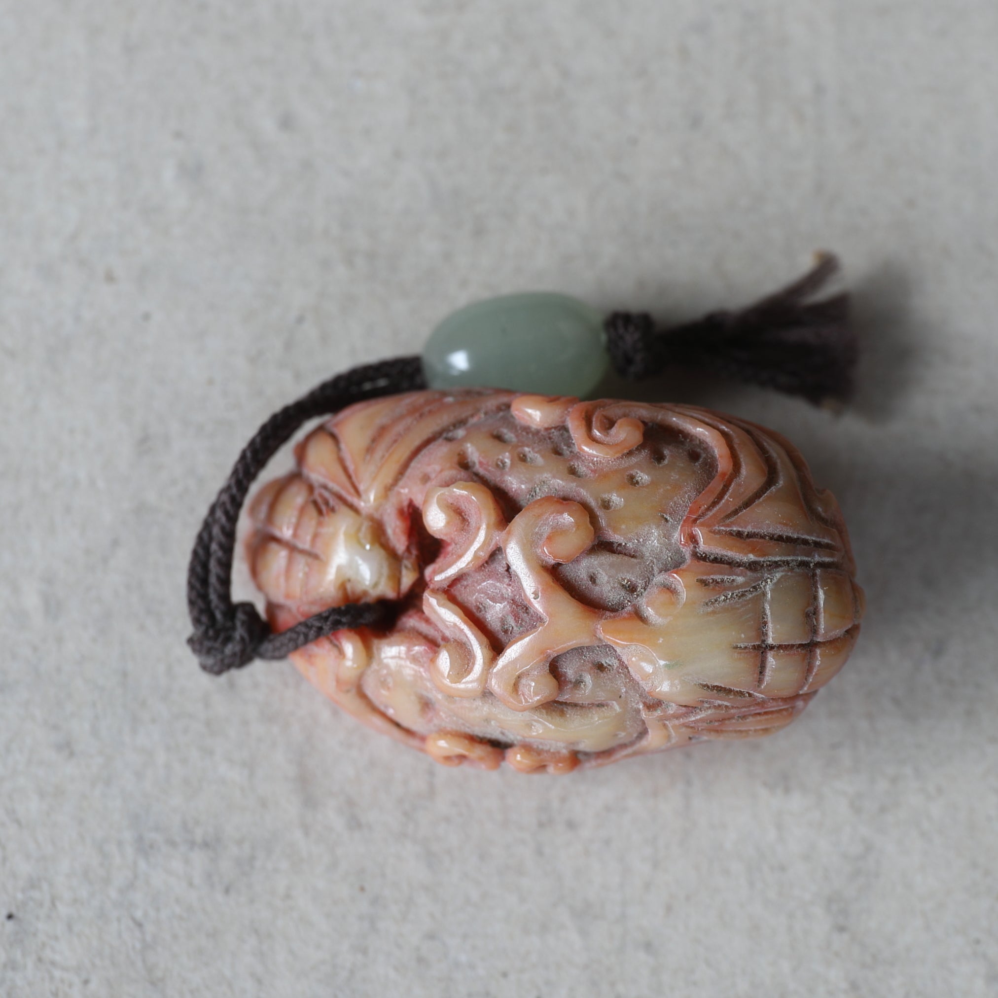 NETSUKE EN CORAIL, Avec motif de chauve-souris, Période Edo(1603–1867 apr. J.-C.)