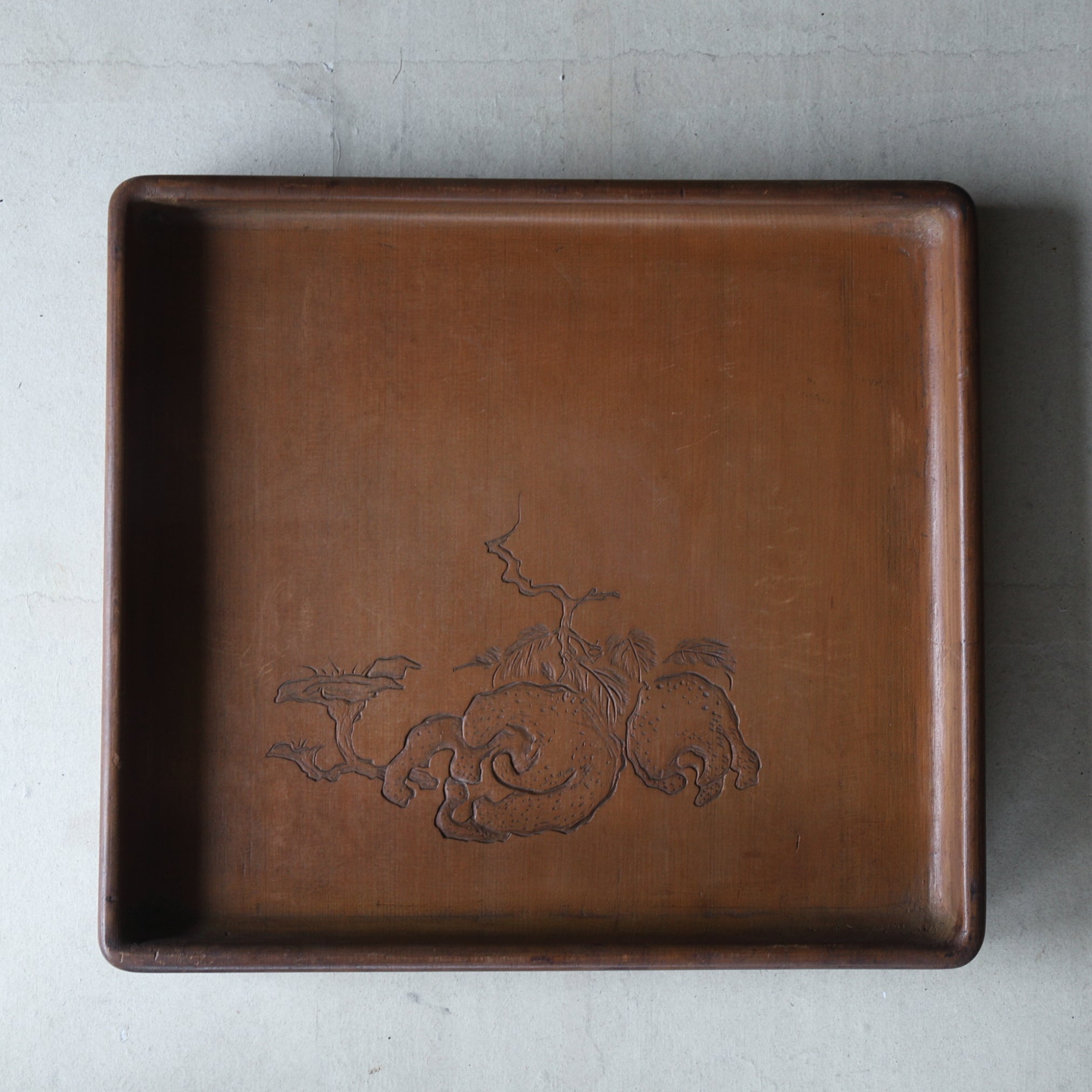 VASSOIO DA TÈ DI LEGNO, Intagliato con motivo a paesaggio roccioso, Periodo Meiji–Taisho(1868–1926 d.C.)