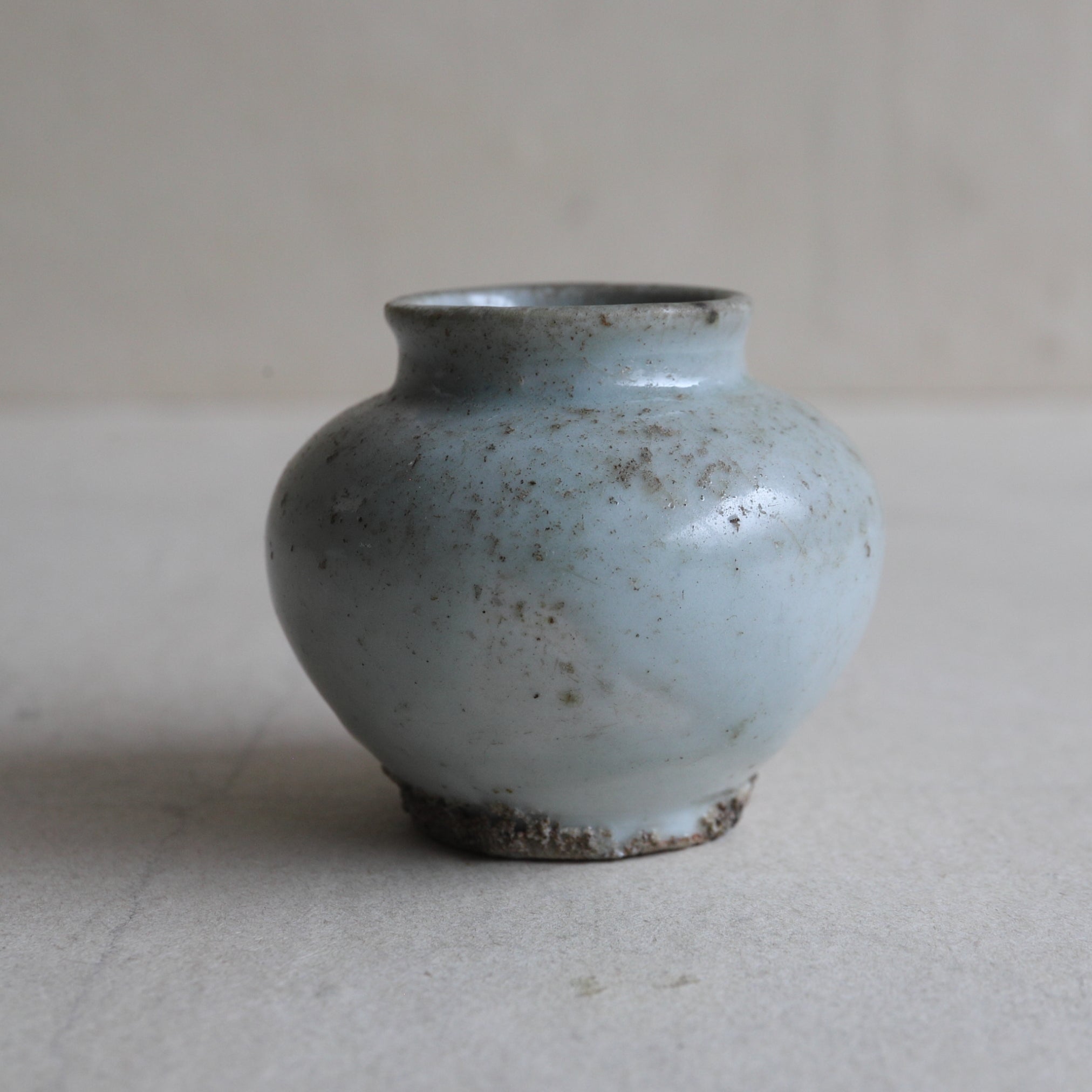 جرة صغيرة، بورسلين أبيض ، فترة جوسون(1392–1897 ميلاديًا)