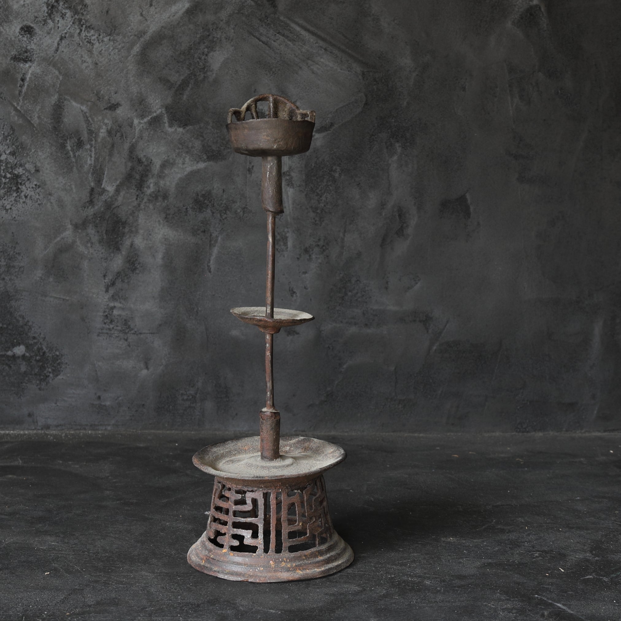 CHANDELIER EN FER, Avec motif ajouré, Dynastie Joseon(1392–1897 apr. J.-C.)