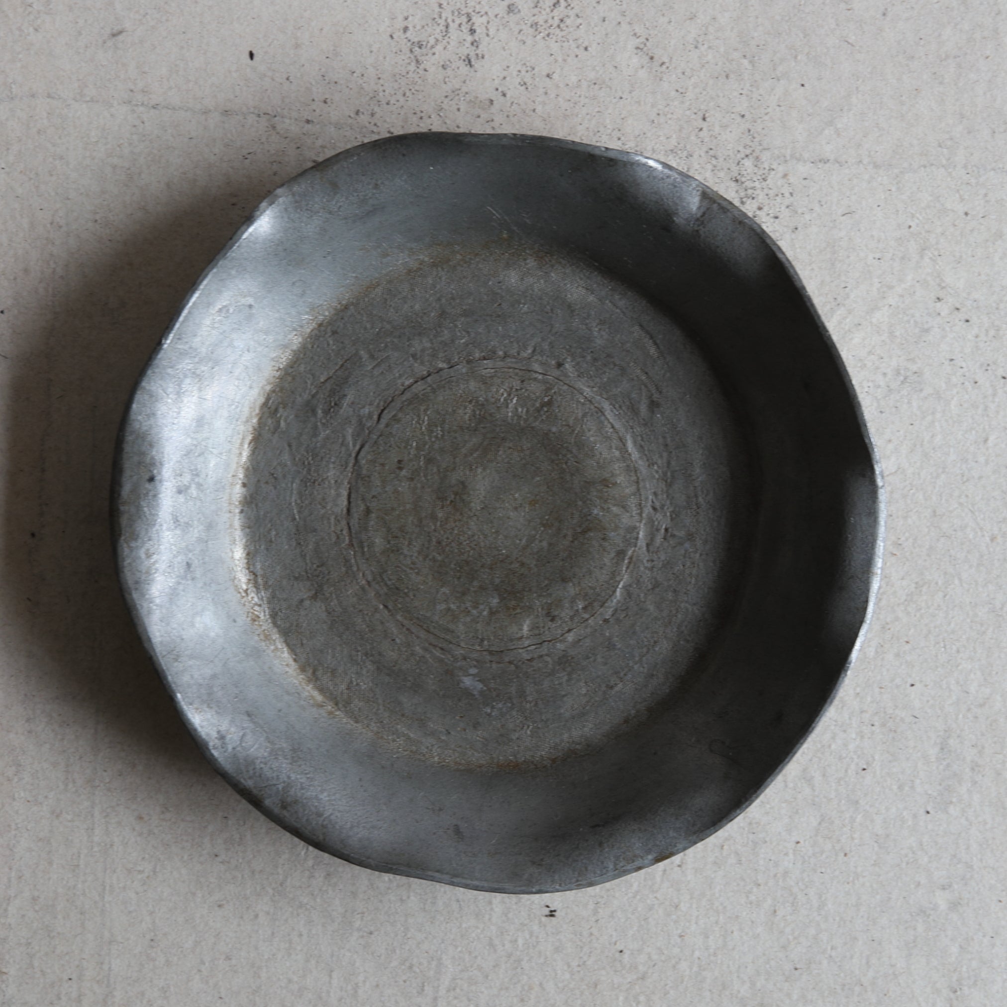 SUPPORTO PER TEIERA A FIORE LOBATA DI STAGNO ANTICO, Dinastia Qing(1616–1911 d.C.)