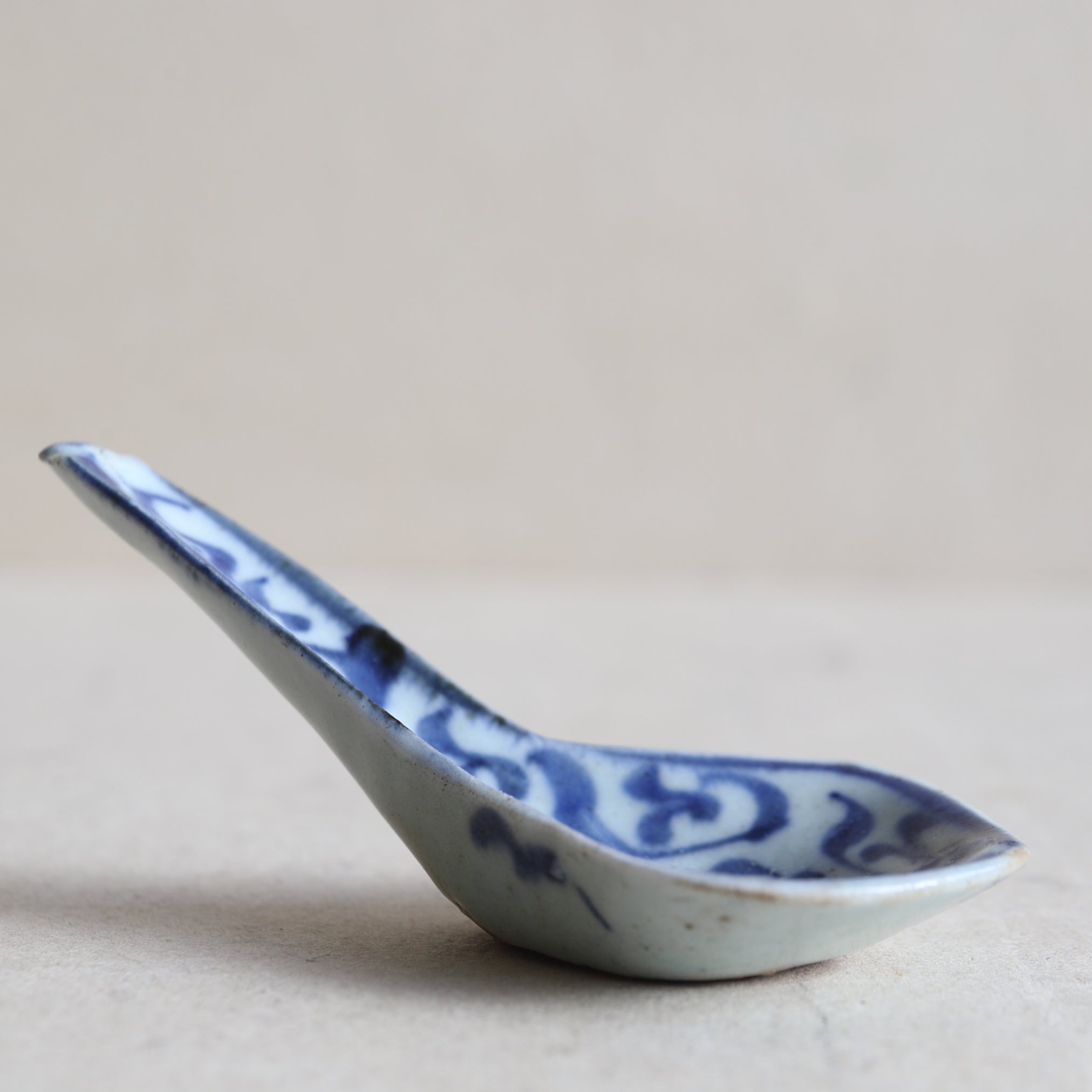 CUCCHIAIO DA ZUPPA CINESE, Con blu sotto vernice motivo a erba, a1, Dinastia Qing(1616–1911 d.C.)