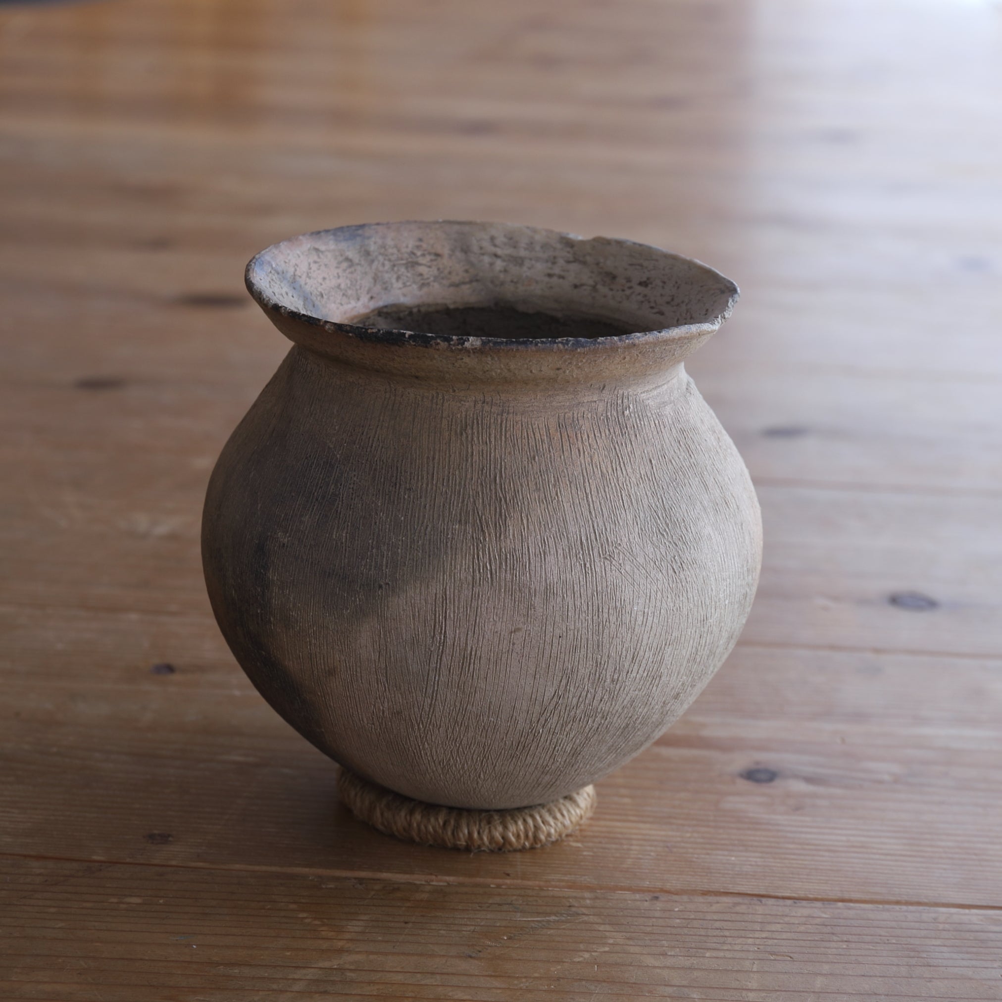 WEITHALSIGES IRDENWARE-GEFÄSS, Steingut, Yayoi-Zeit(300 v. Chr.–250 n. Chr.)