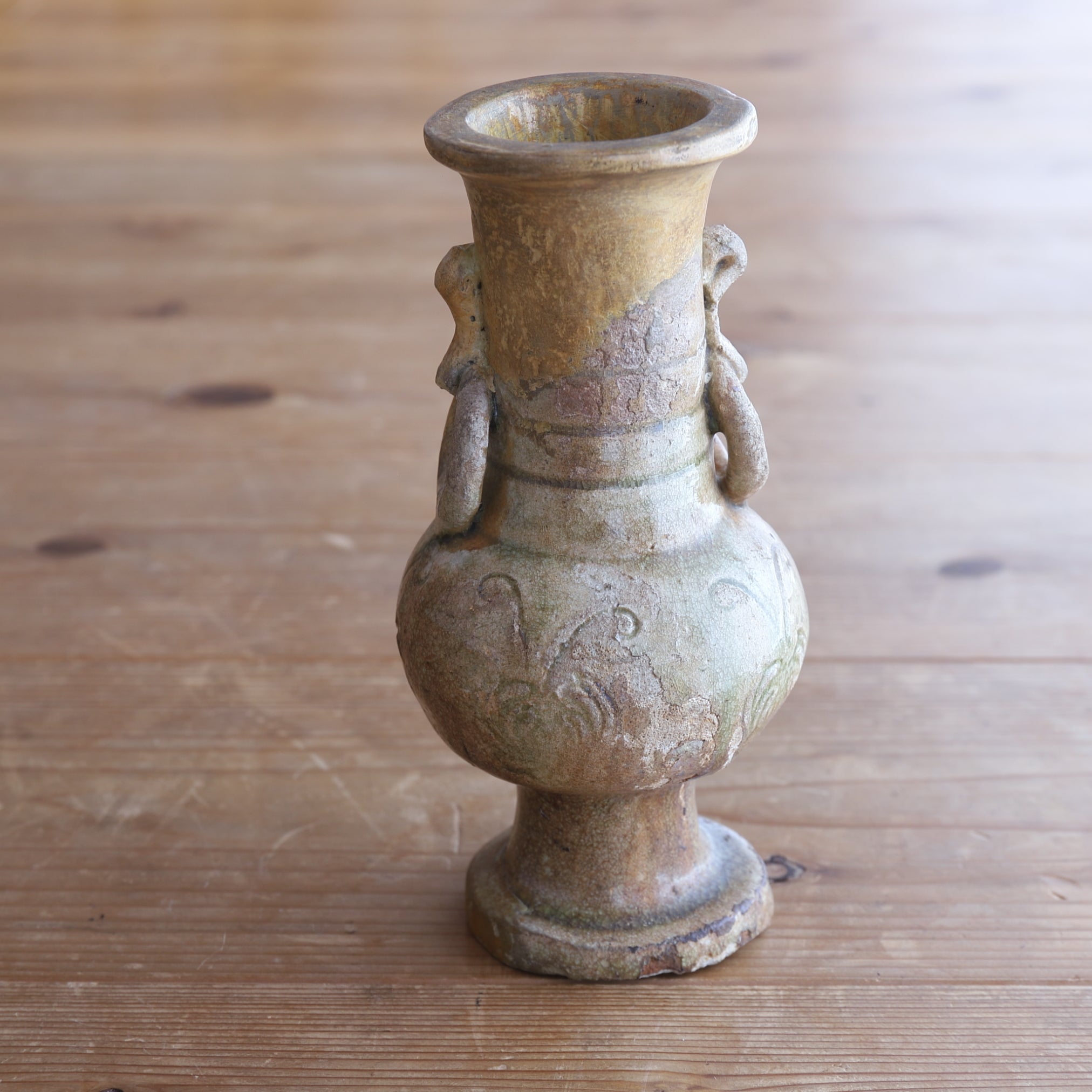 VASO DA FIORI, Ko-Seto, smaltato a cenere, con design floreale stampato e ansa ad anello fisso, Periodo Kamakura(1185–1333 d.C.)