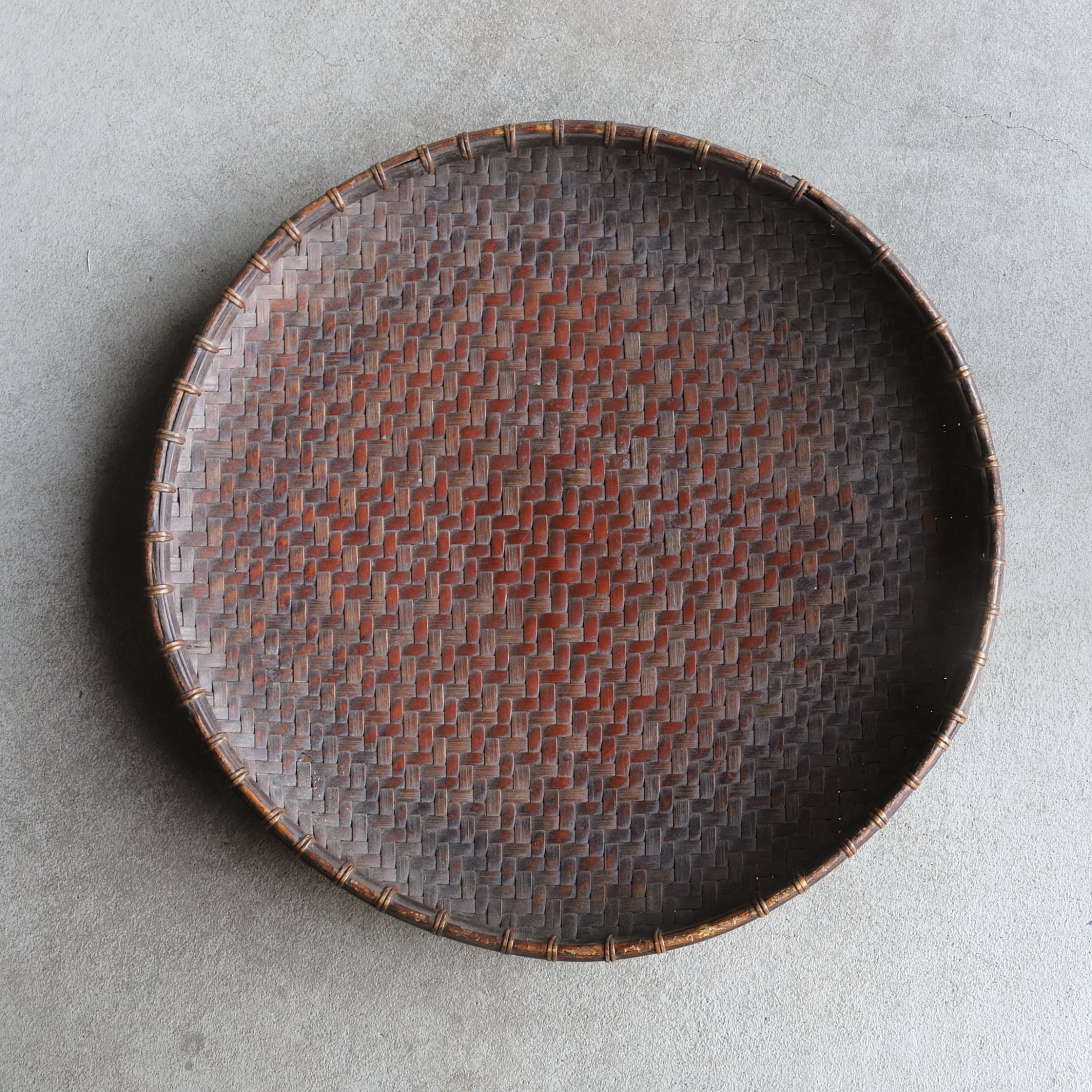 LARGE BAMBOO FLAT BAMBOO BASKET, Edo Period(1603–1867CE)