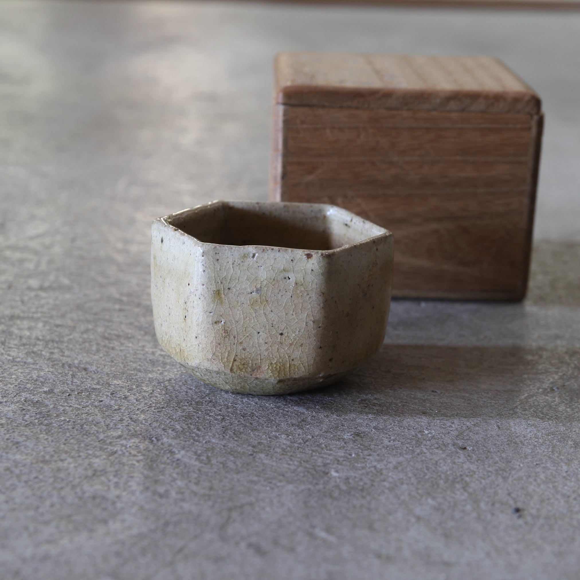 TAZA DE SAKE HEXAGONAL, Ki-Seto, Período Azuchi-Momoyama–Edo(1573–1867 d. C.)