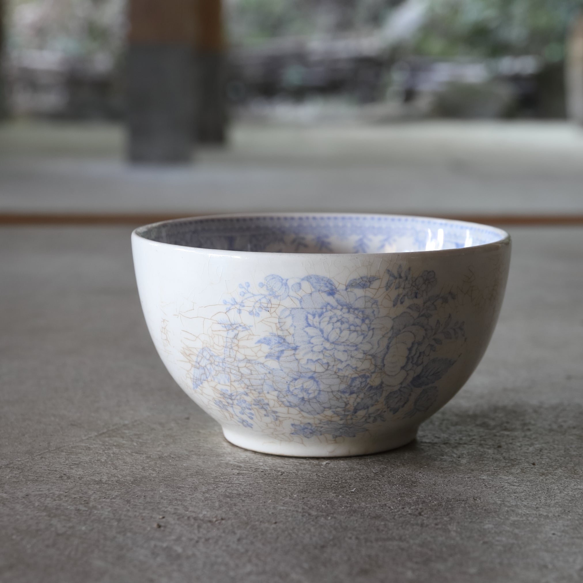 TAZZA DA CAFFELLATTE, Con blu sotto vernice motivo floreale, Antichità britanniche, Età moderna iniziale(XVI–XIX secolo)
