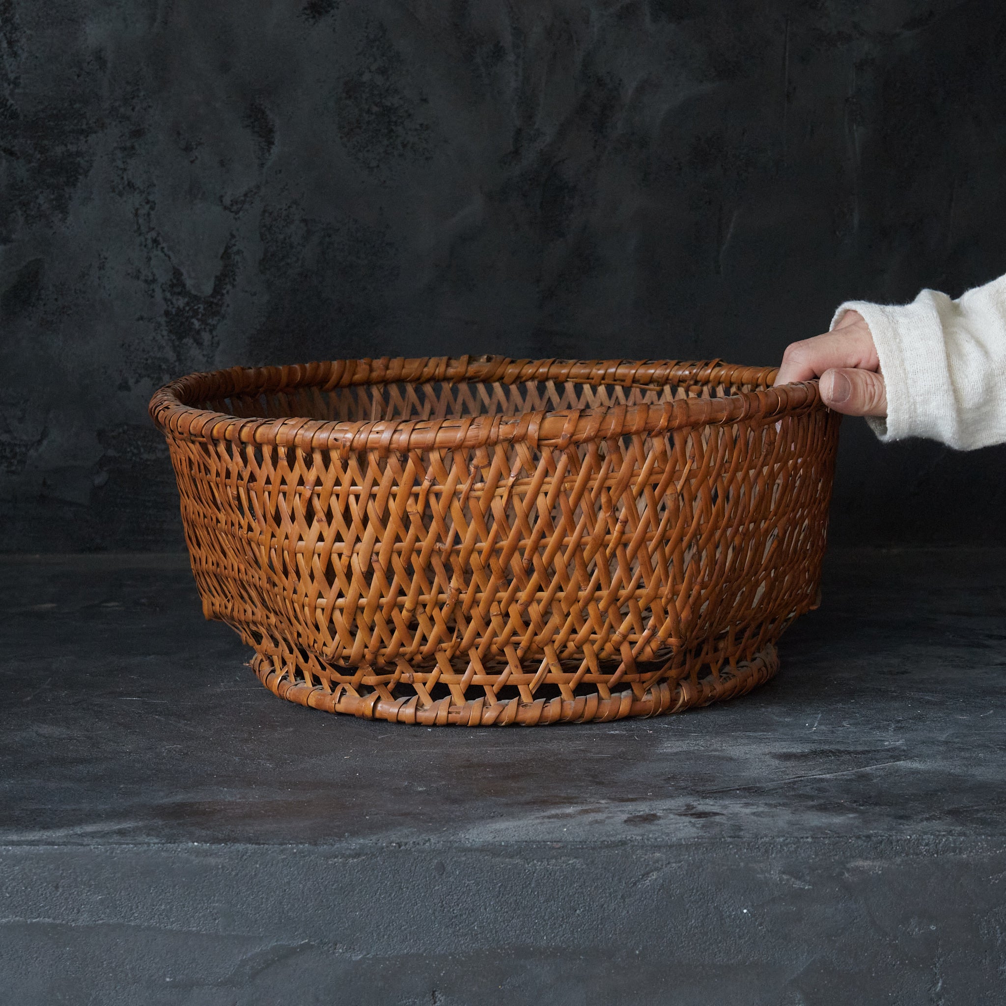 Amber-colored six-sided bamboo basket Taisho period/1912-1926CE