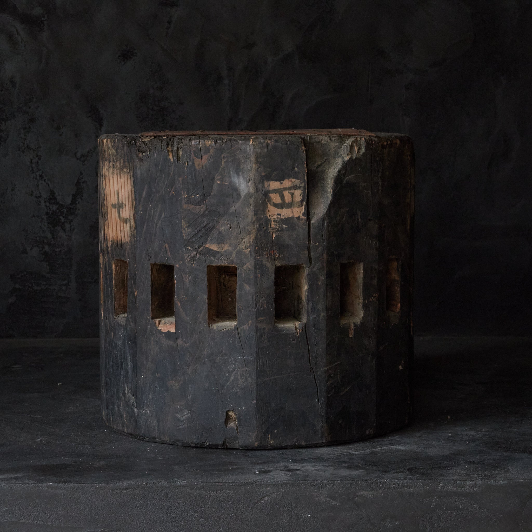 Tea stand made of dried wood from the Showa period/1926-1989CE