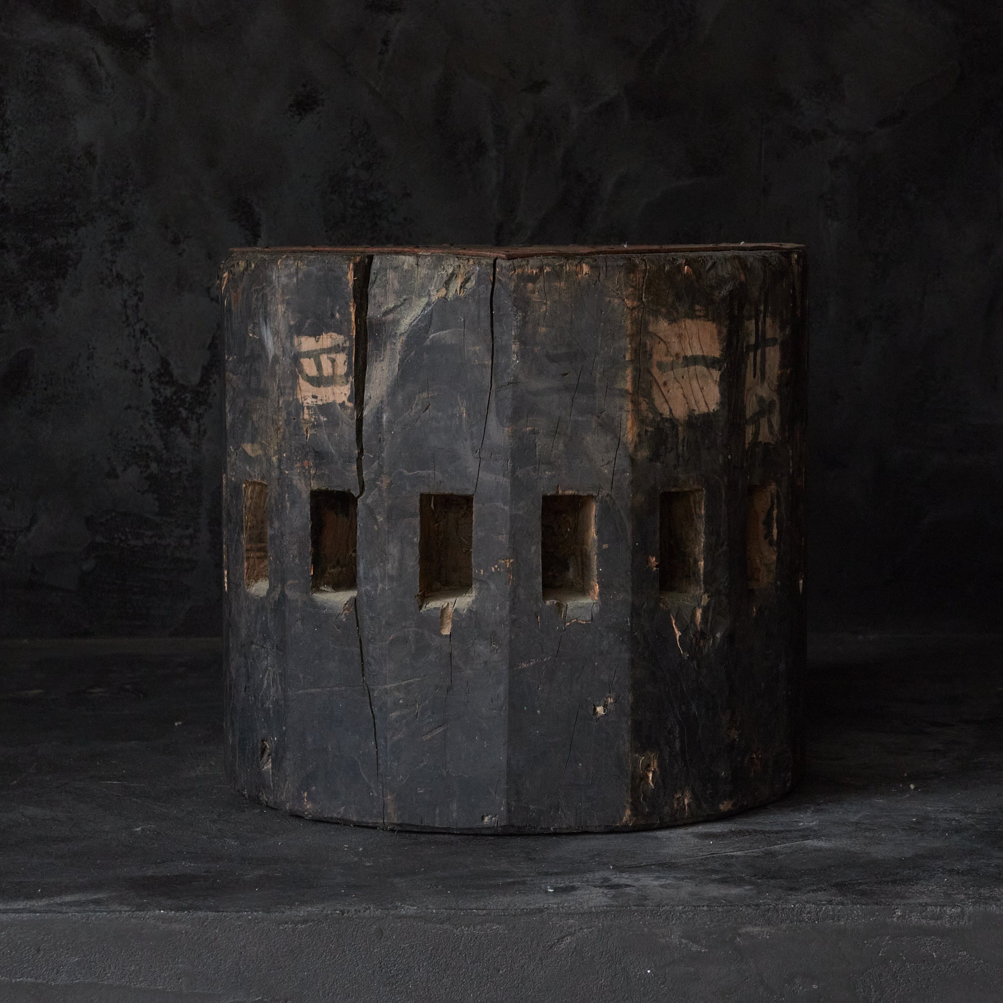 Tea stand made of dried wood from the Showa period/1926-1989CE