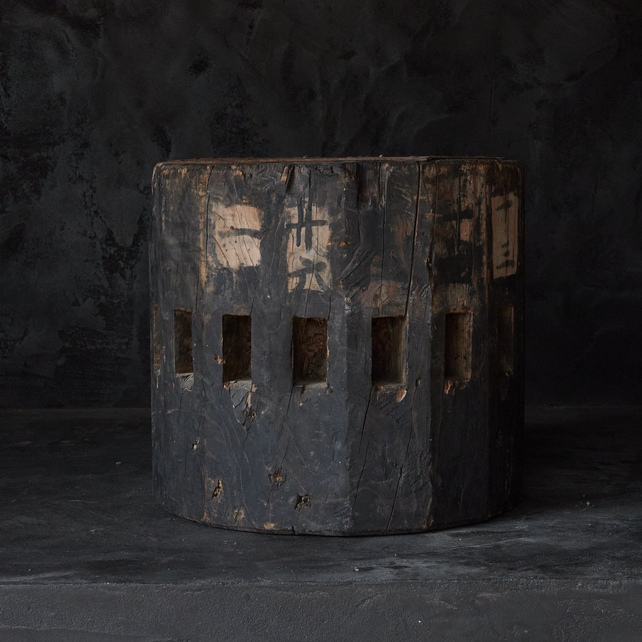 Tea stand made of dried wood from the Showa period/1926-1989CE