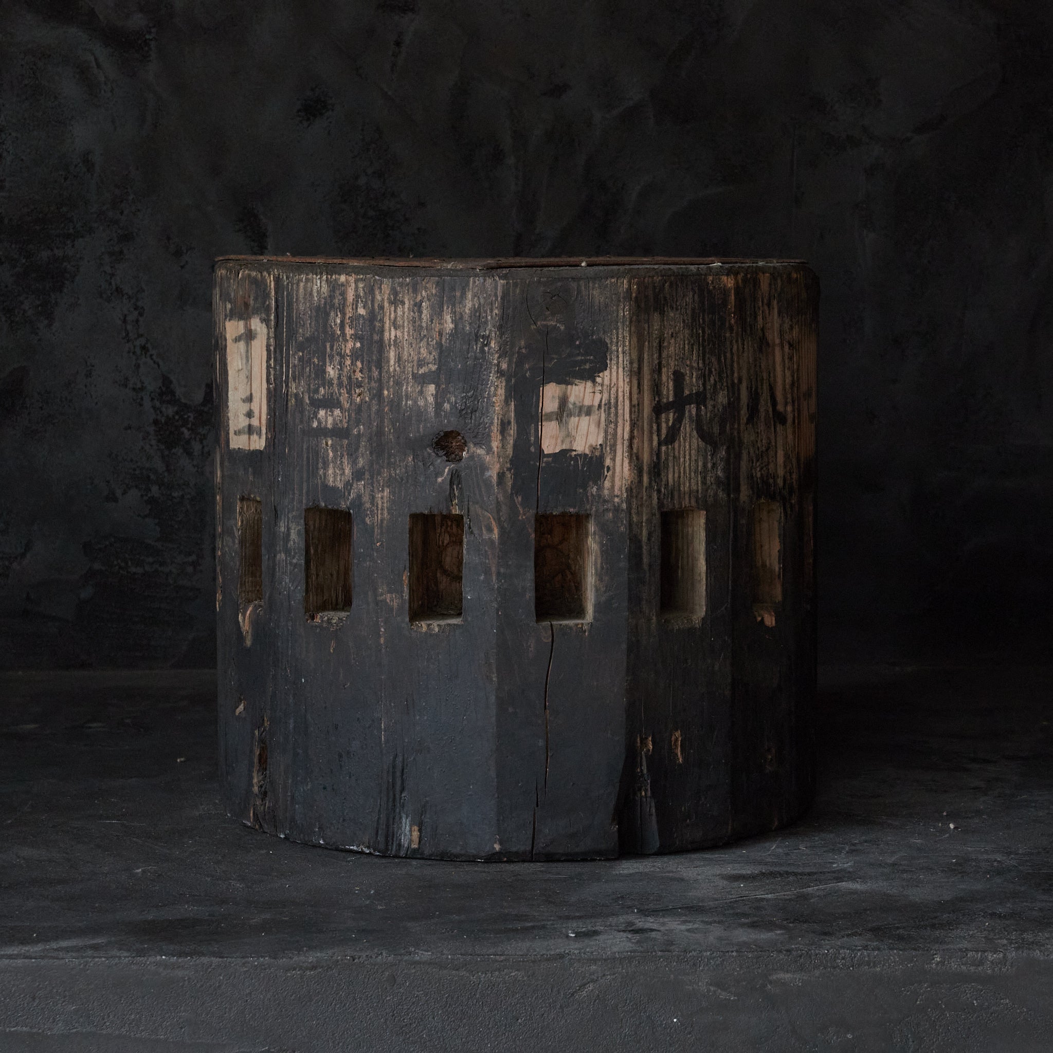 Tea stand made of dried wood from the Showa period/1926-1989CE