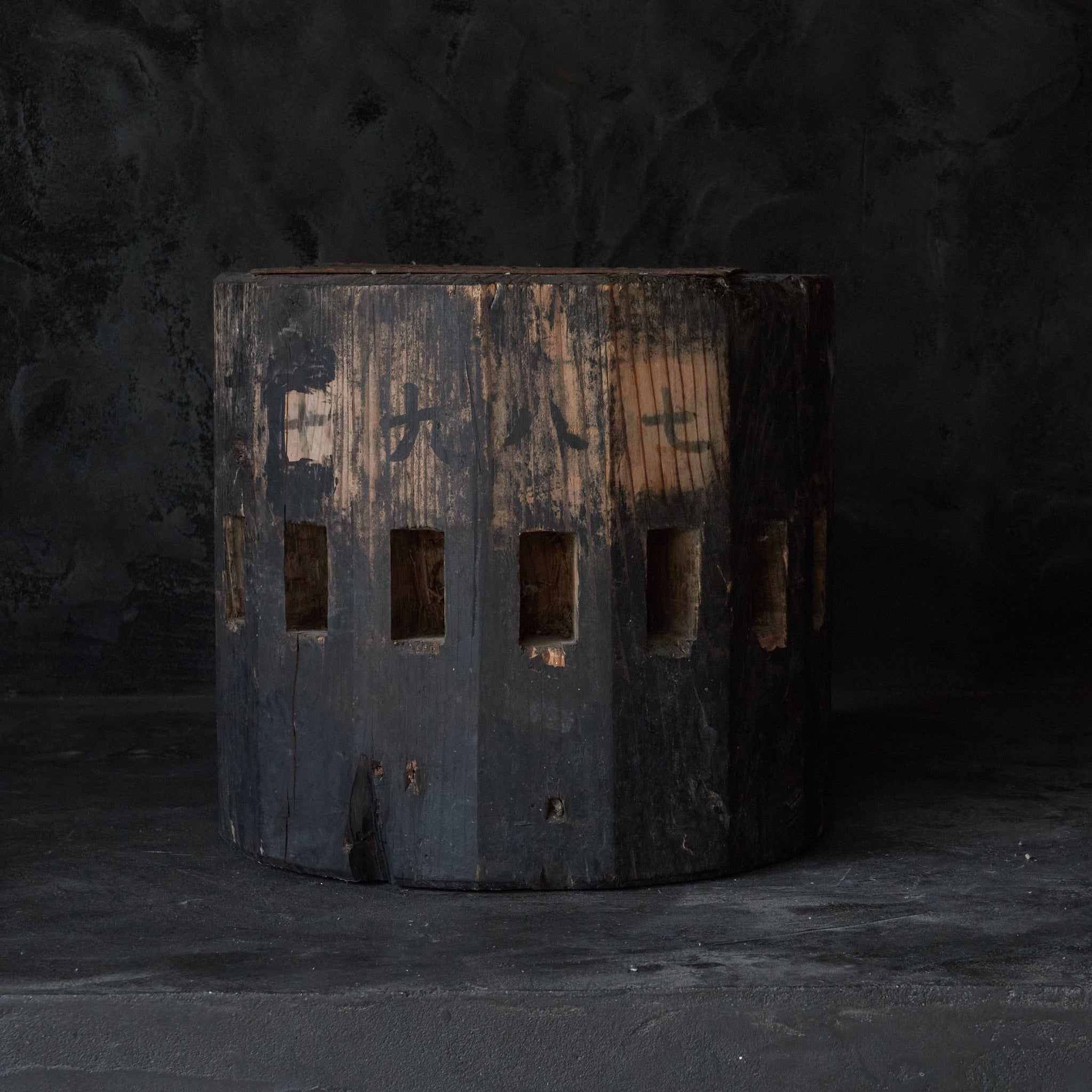 Tea stand made of dried wood from the Showa period/1926-1989CE