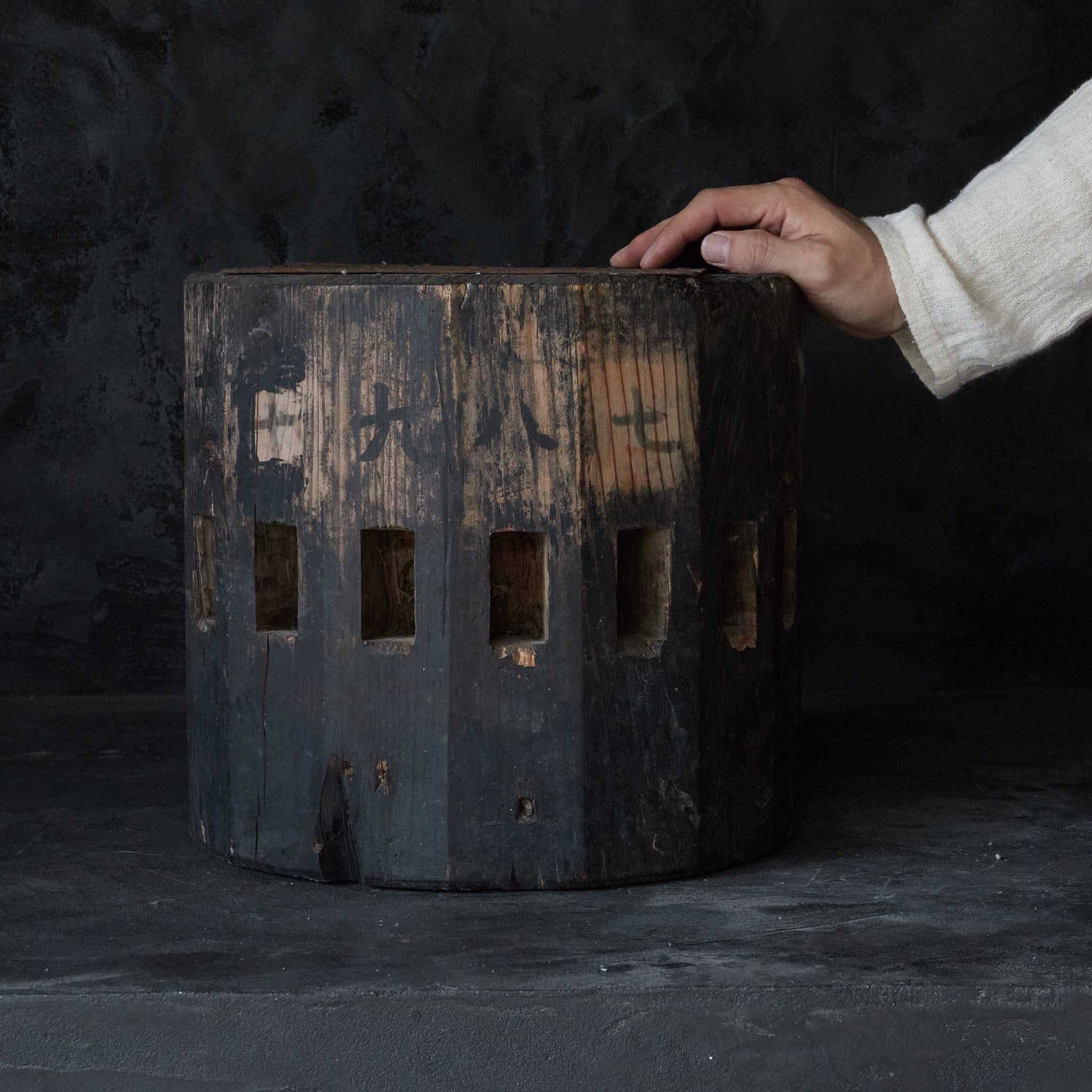 Tea stand made of dried wood from the Showa period/1926-1989CE