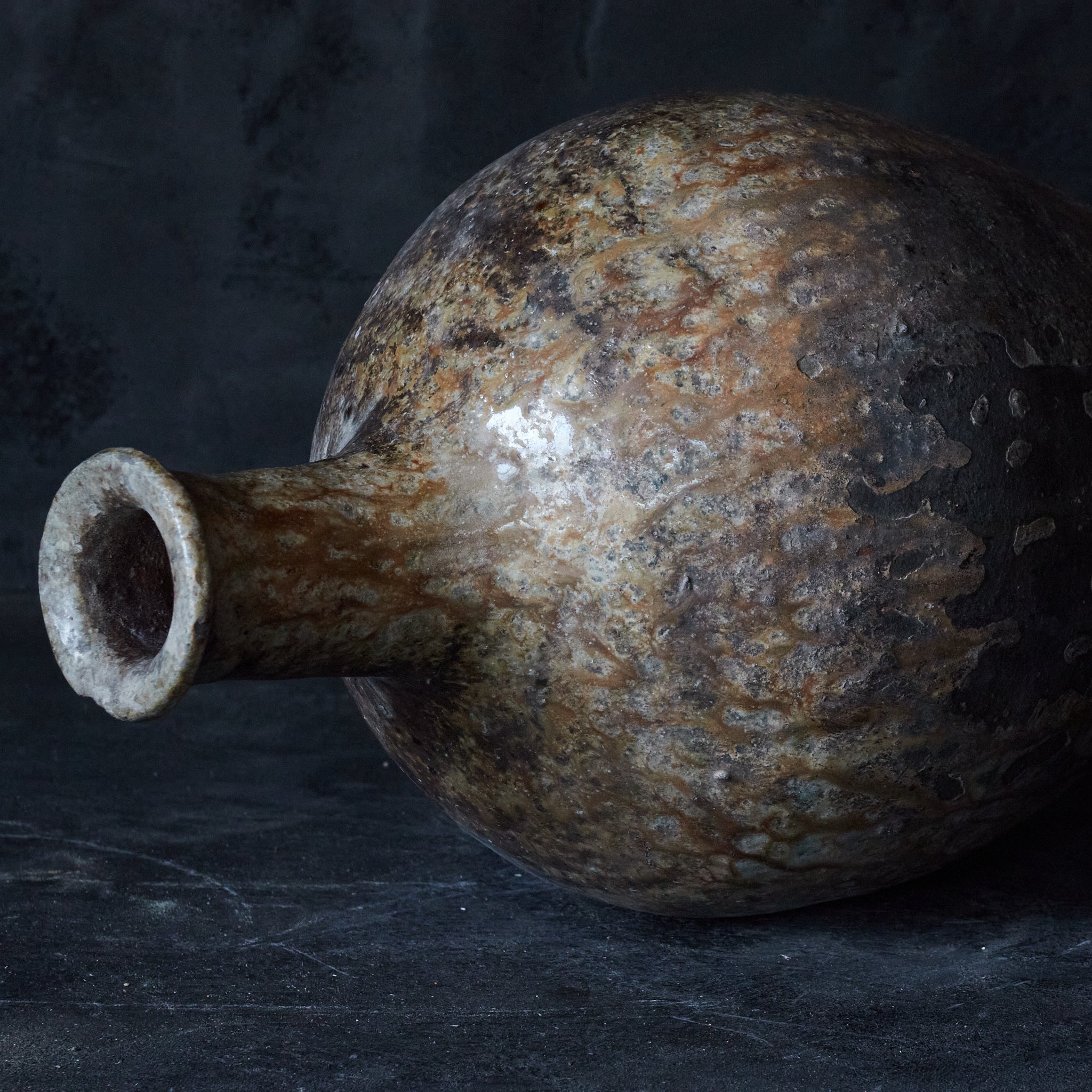 FRASCO DE SAKE CON FORMA DE BARCO, Ko-Tokoname, Período Edo（1603–1867 d. C.）