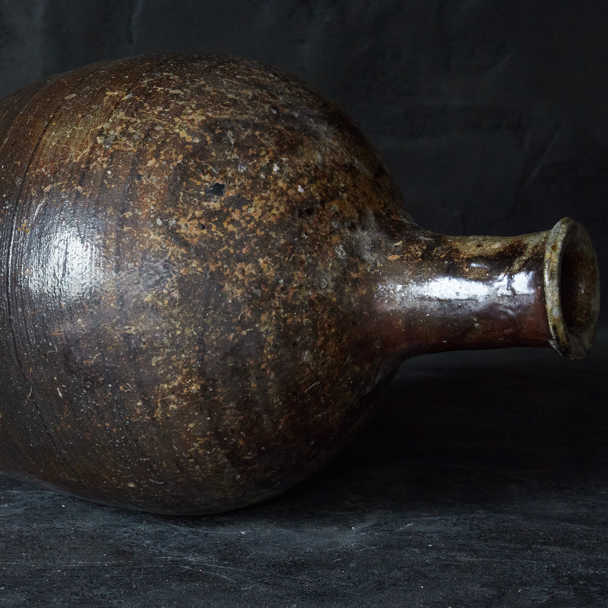 FRASCO DE SAKE CON FORMA DE BARCO, Ko-Tokoname, Período Edo（1603–1867 d. C.）