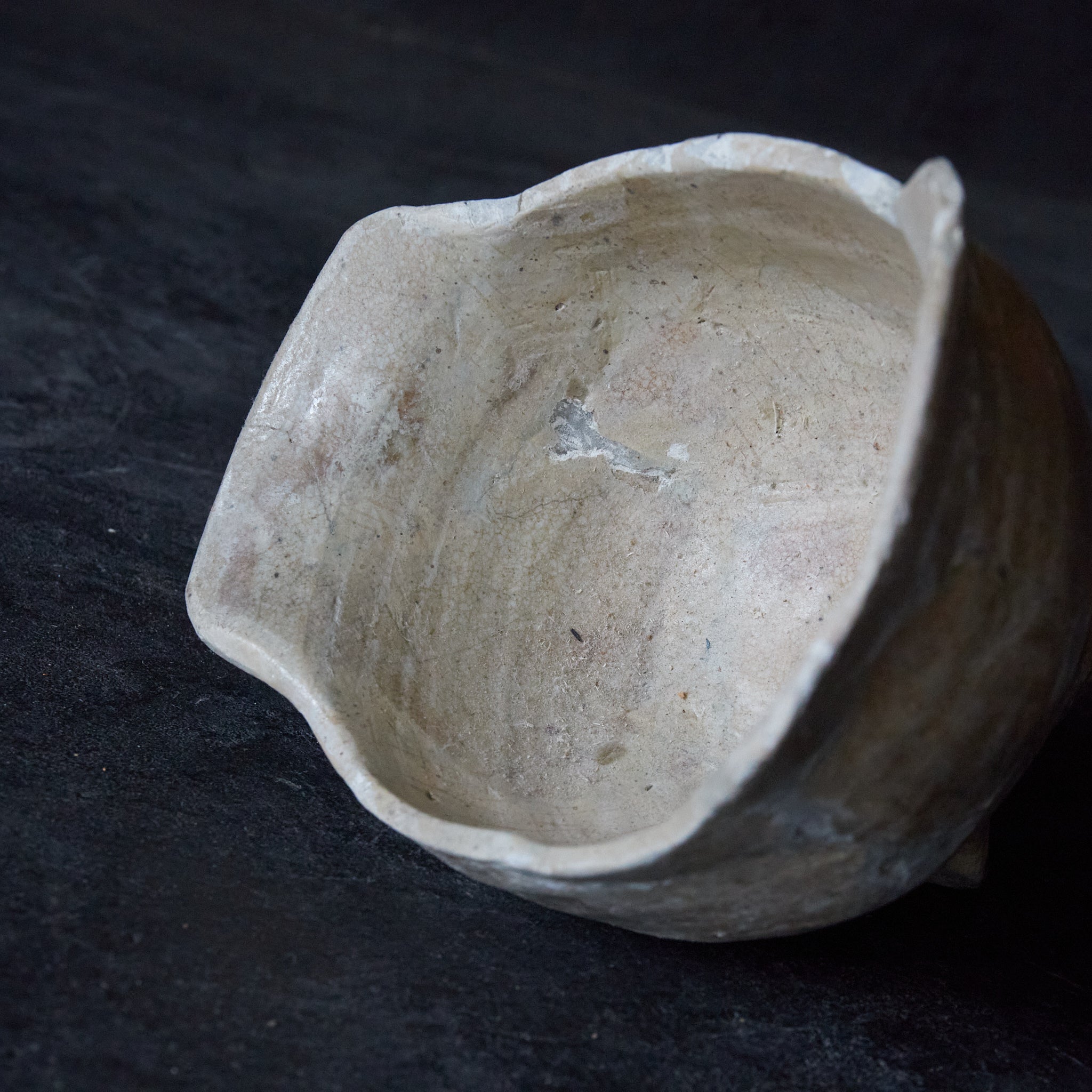 李朝 堅手三足爵型祭器（1392–1897 CE） | 入蘆花（ロカニイル）