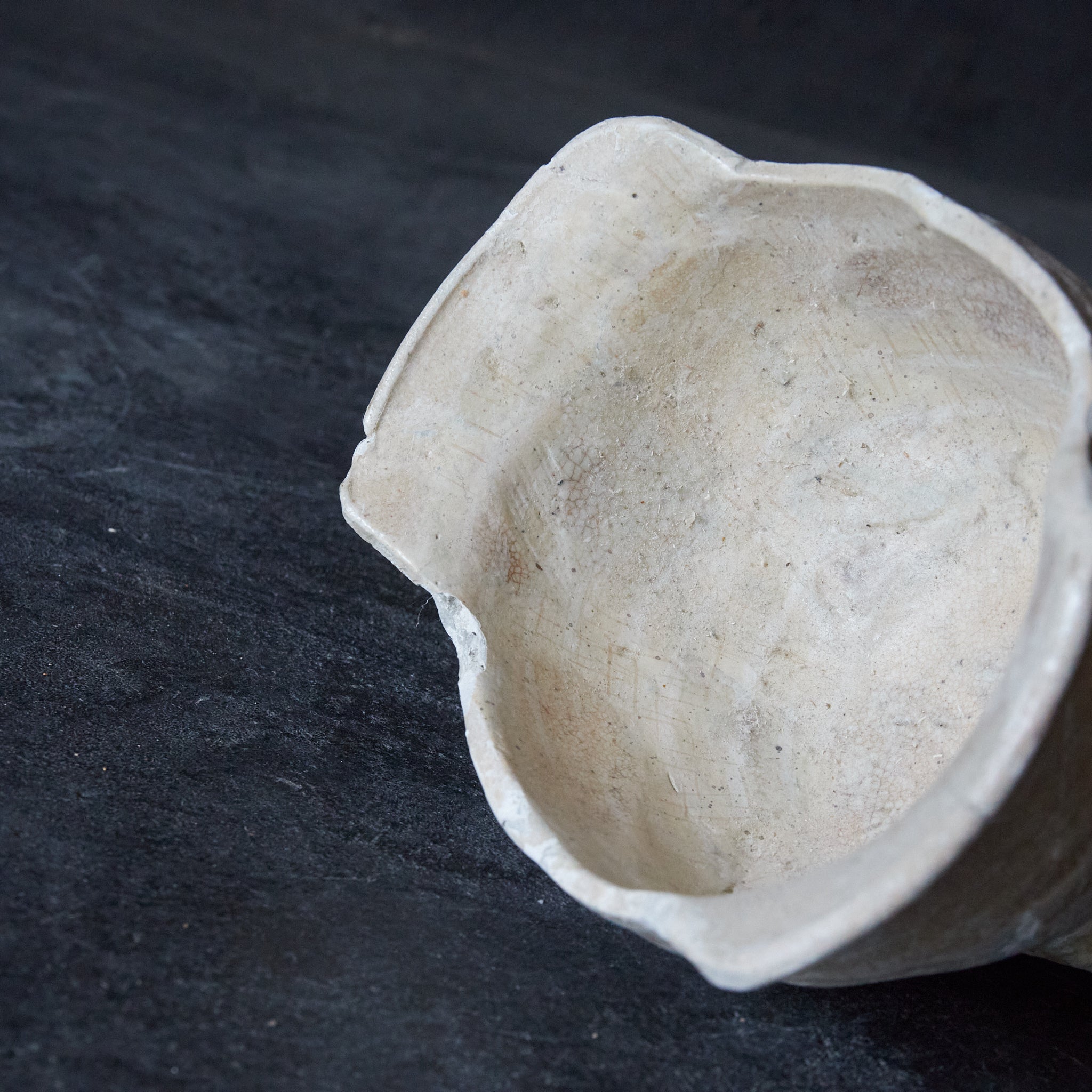 李朝 堅手三足爵型祭器（1392–1897 CE） | 入蘆花（ロカニイル）