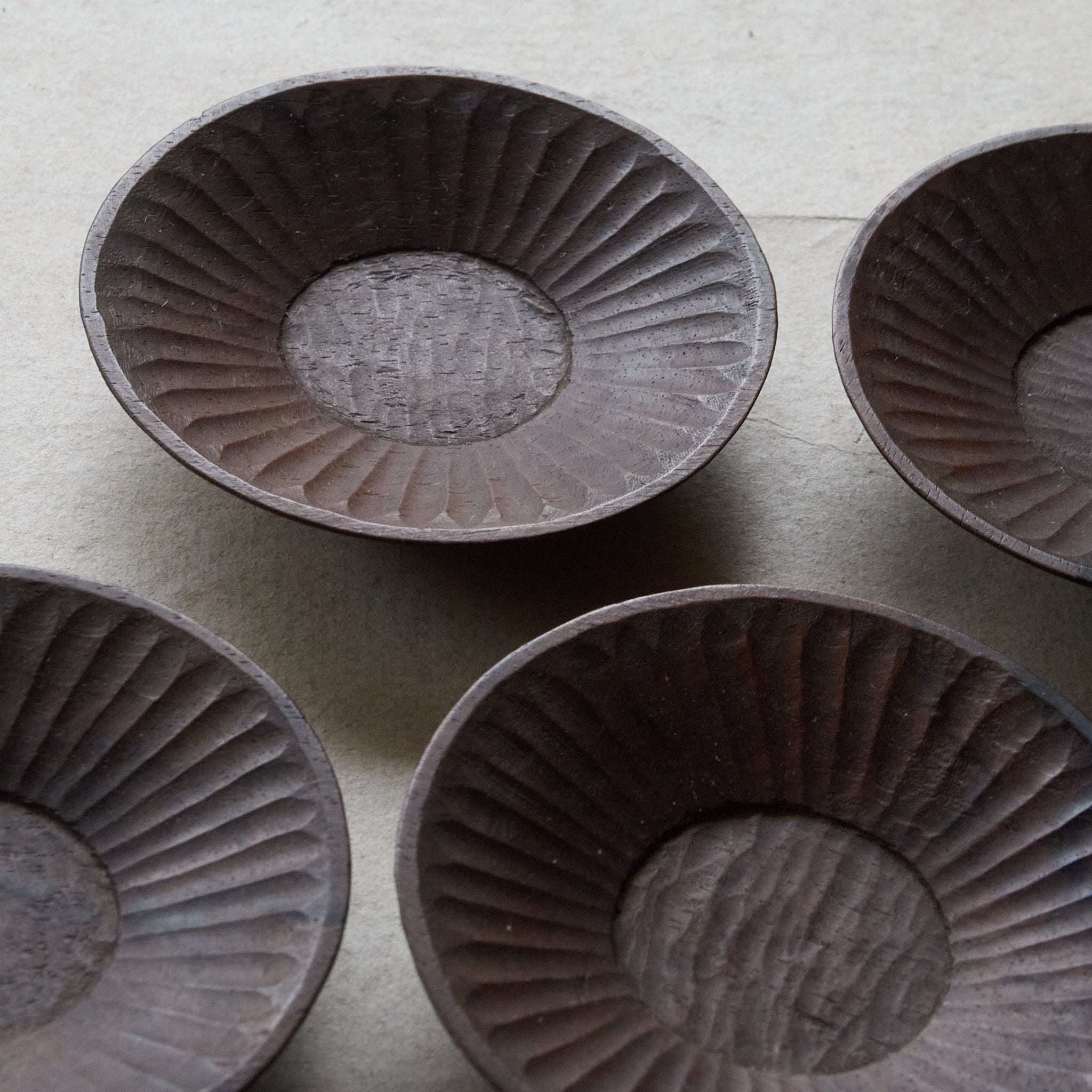 大正 黒柿の小さな茶托 5客揃（1912–1926 CE） | 入蘆花（ロカニイル）