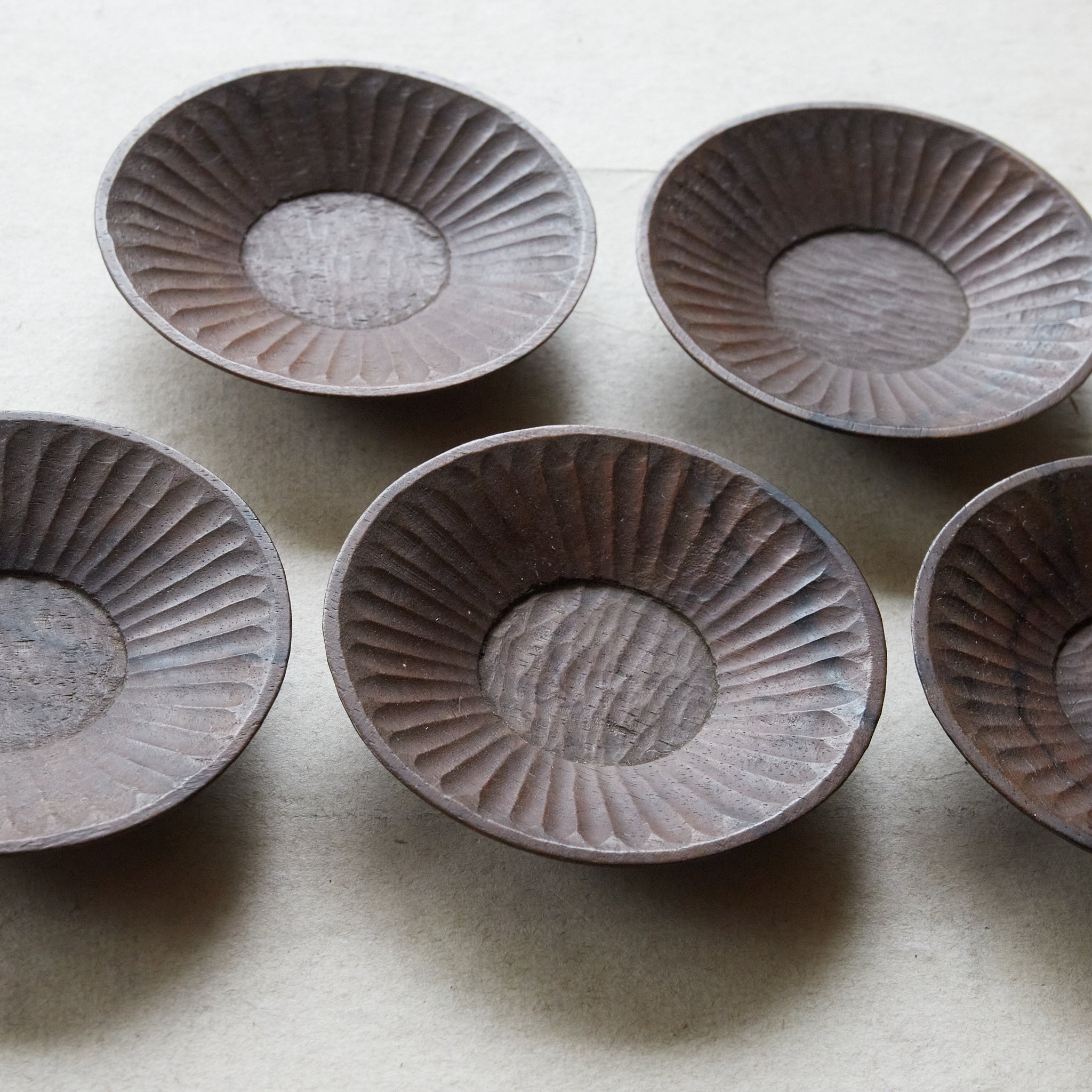 PLATILLO DE MADERA DE CAQUI NEGRO PEQUEÑO, Juego de 5, Período Taisho（1912–1926 d. C.）