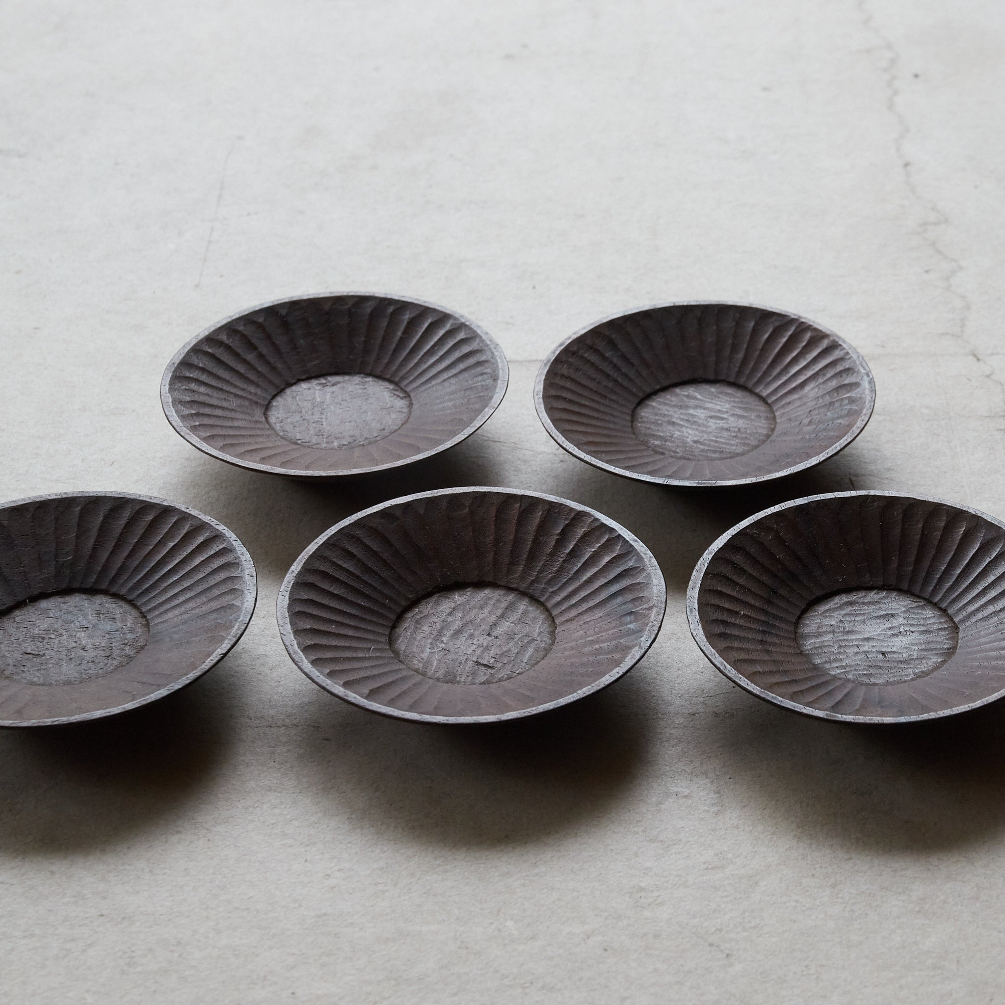黒柿茶托　5客　8cm 大正 黒柿の小さな茶托 5客揃（1912–1926 CE） | 入蘆花（ロカニイル）