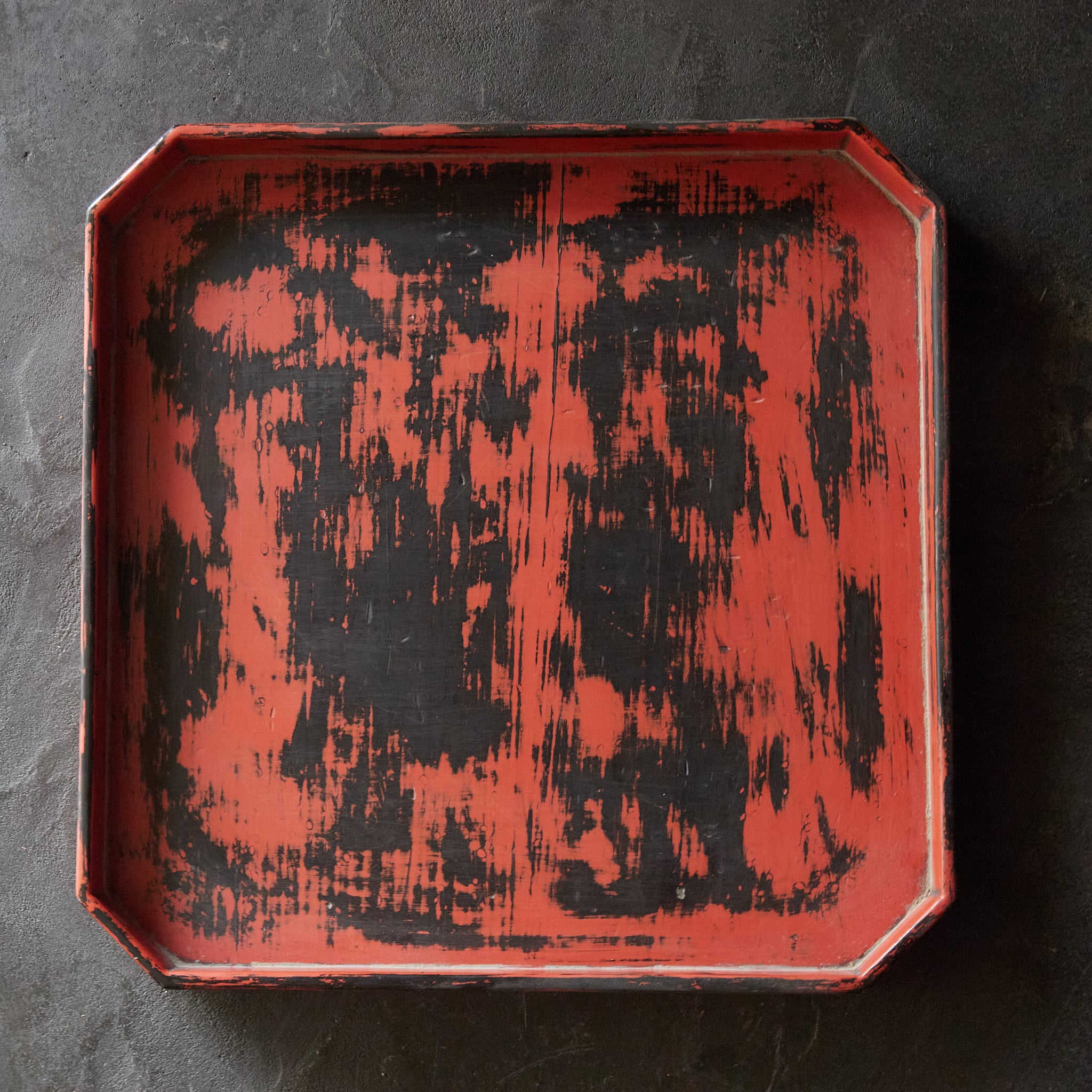 室町時代 根来 隅切盆（1336–1573 CE）