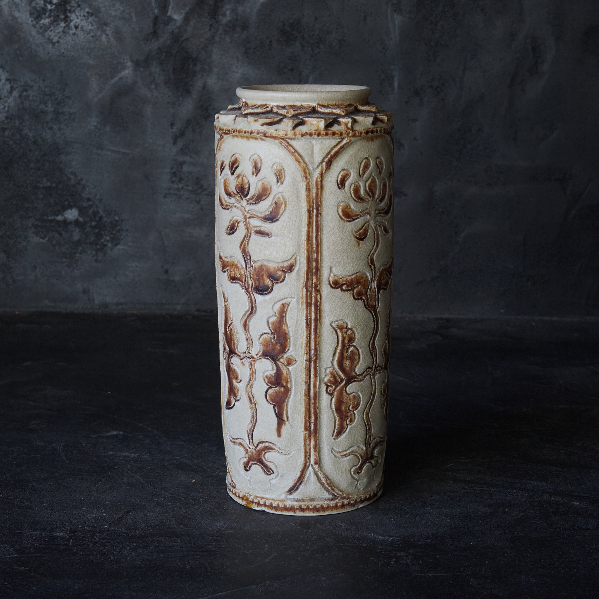 Sungorok Song Hulu White glaze brown vase with lotus petals 12th-16th century 12th-16th century