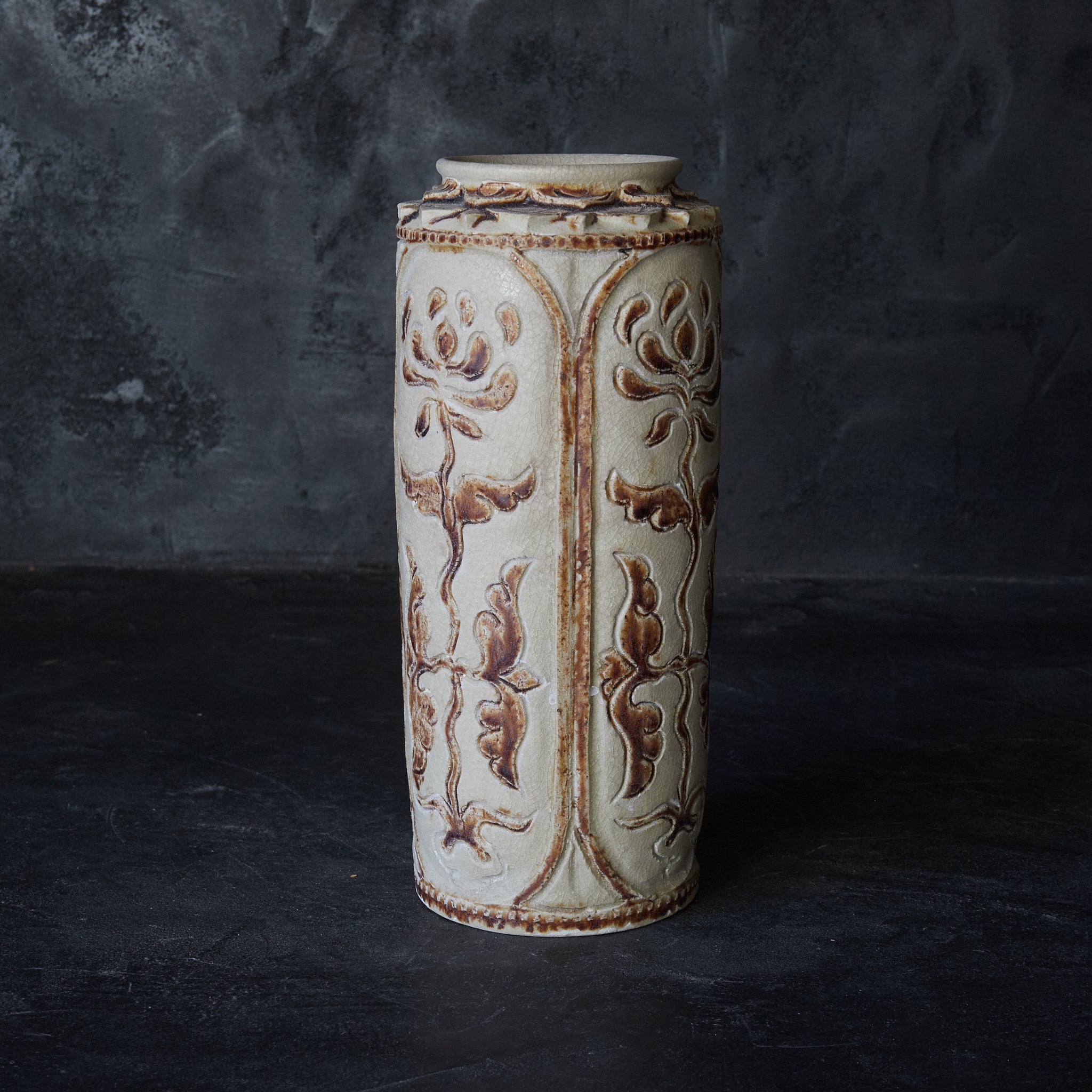 Sungorok Song Hulu White glaze brown vase with lotus petals 12th-16th century 12th-16th century