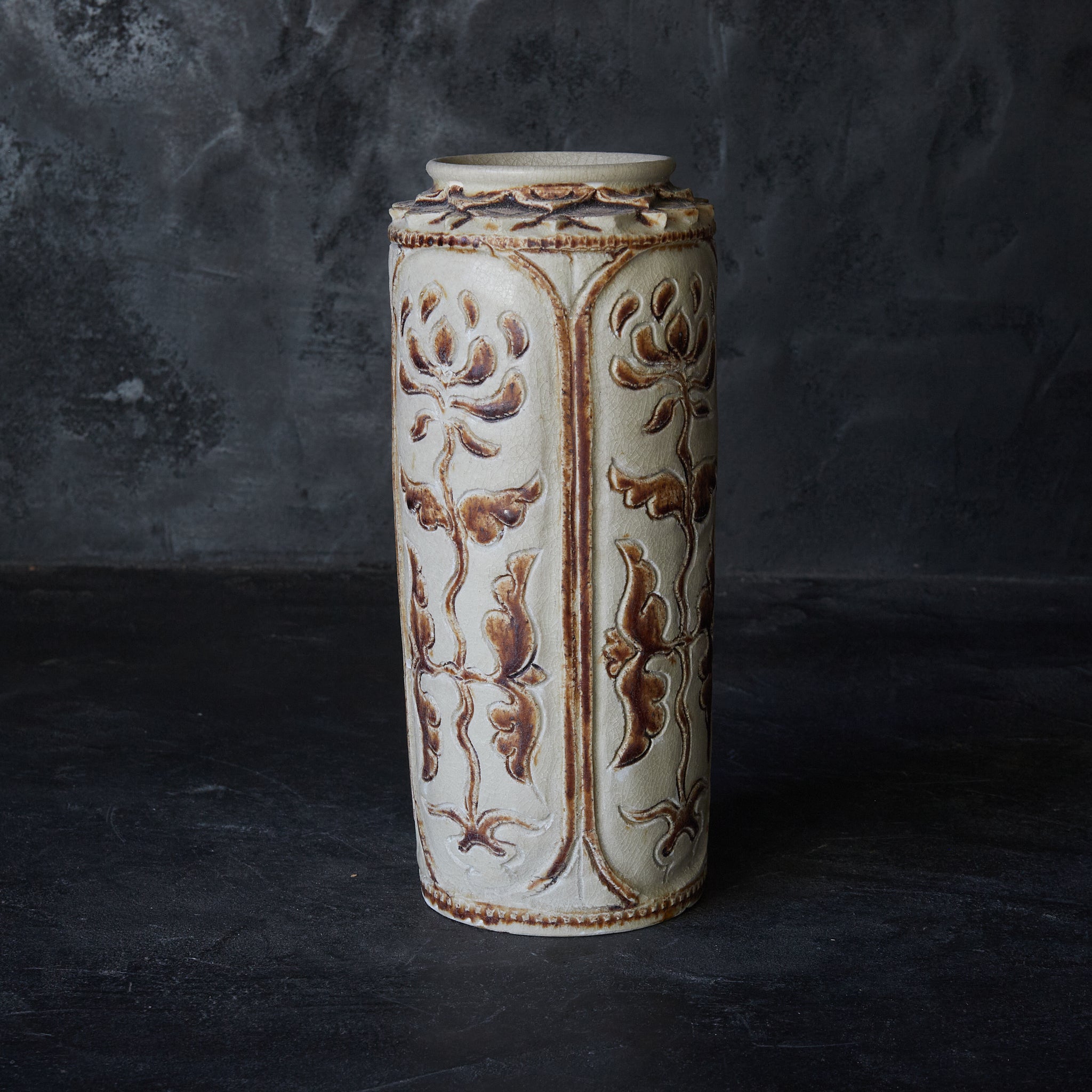 Sungorok Song Hulu White glaze brown vase with lotus petals 12th-16th century 12th-16th century