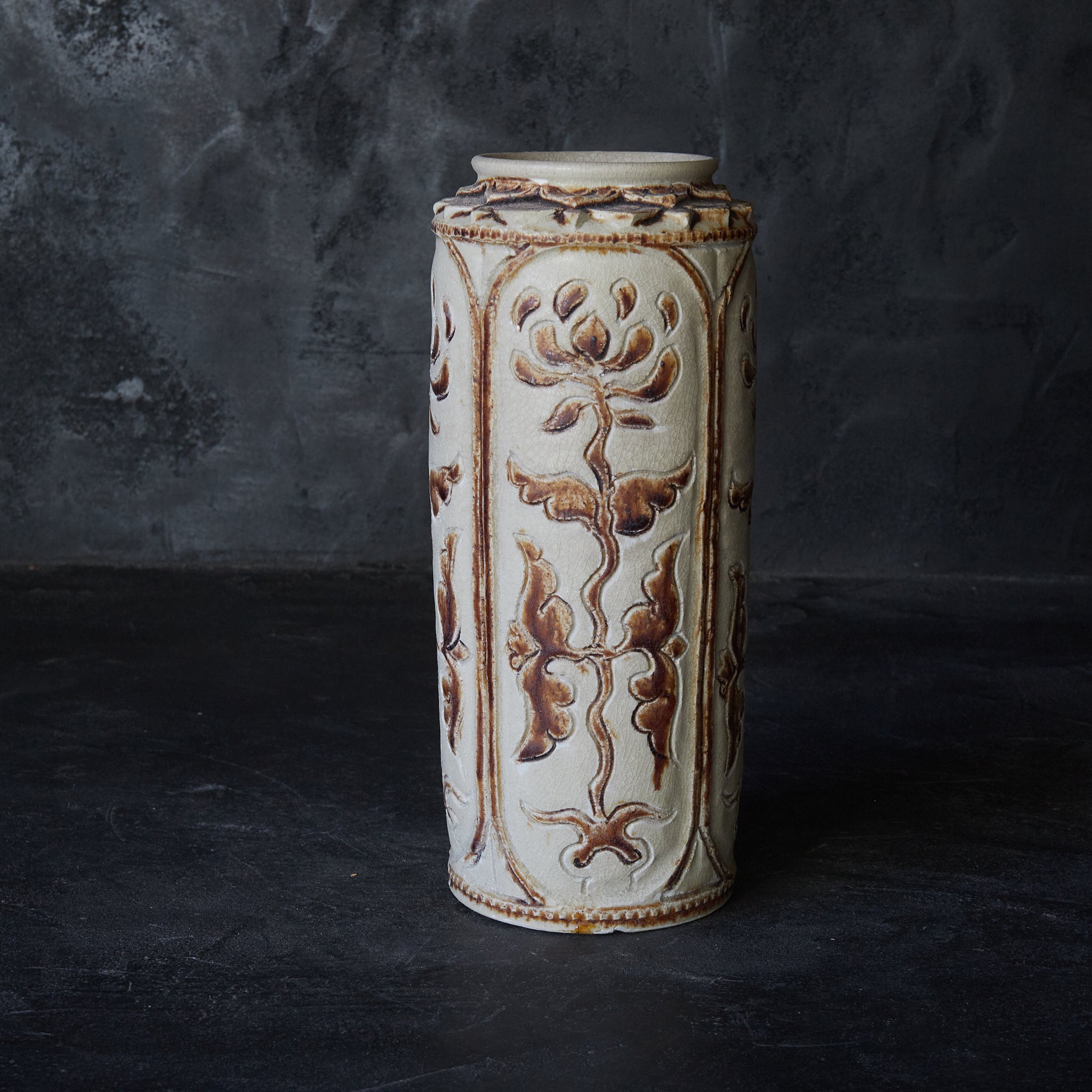 Sungorok Song Hulu White glaze brown vase with lotus petals 12th-16th century 12th-16th century