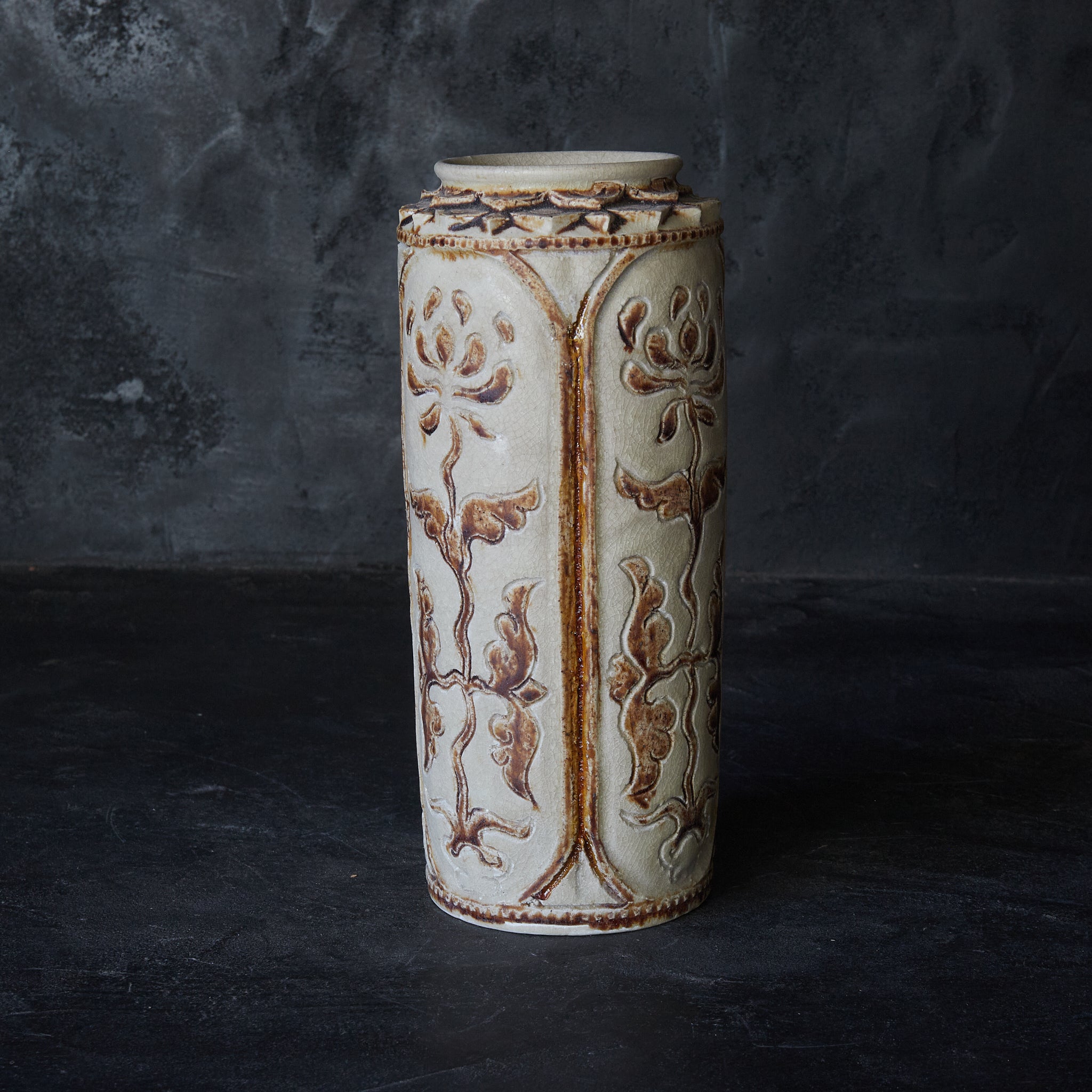 Sungorok Song Hulu White glaze brown vase with lotus petals 12th-16th century 12th-16th century