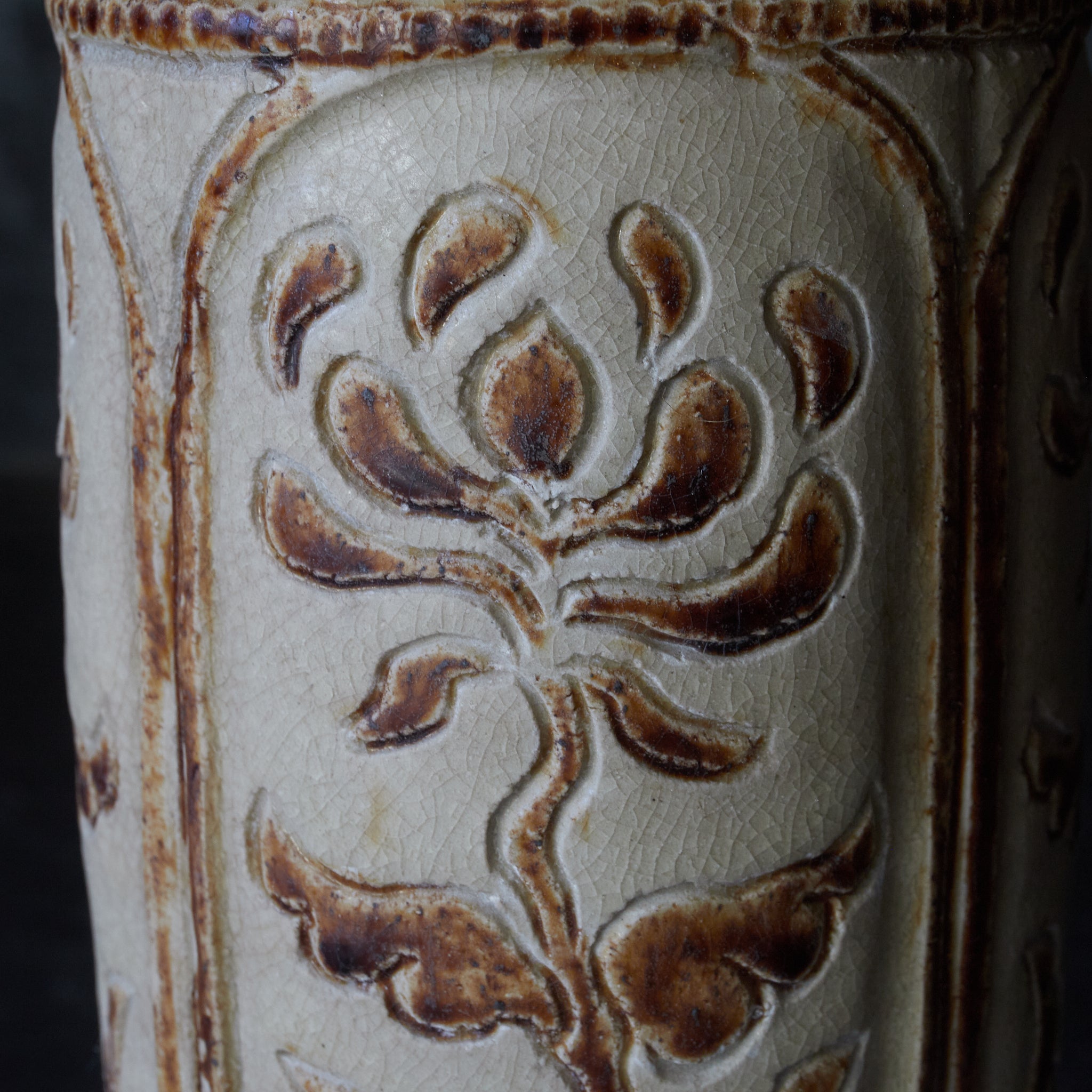 Sungorok Song Hulu White glaze brown vase with lotus petals 12th-16th century 12th-16th century