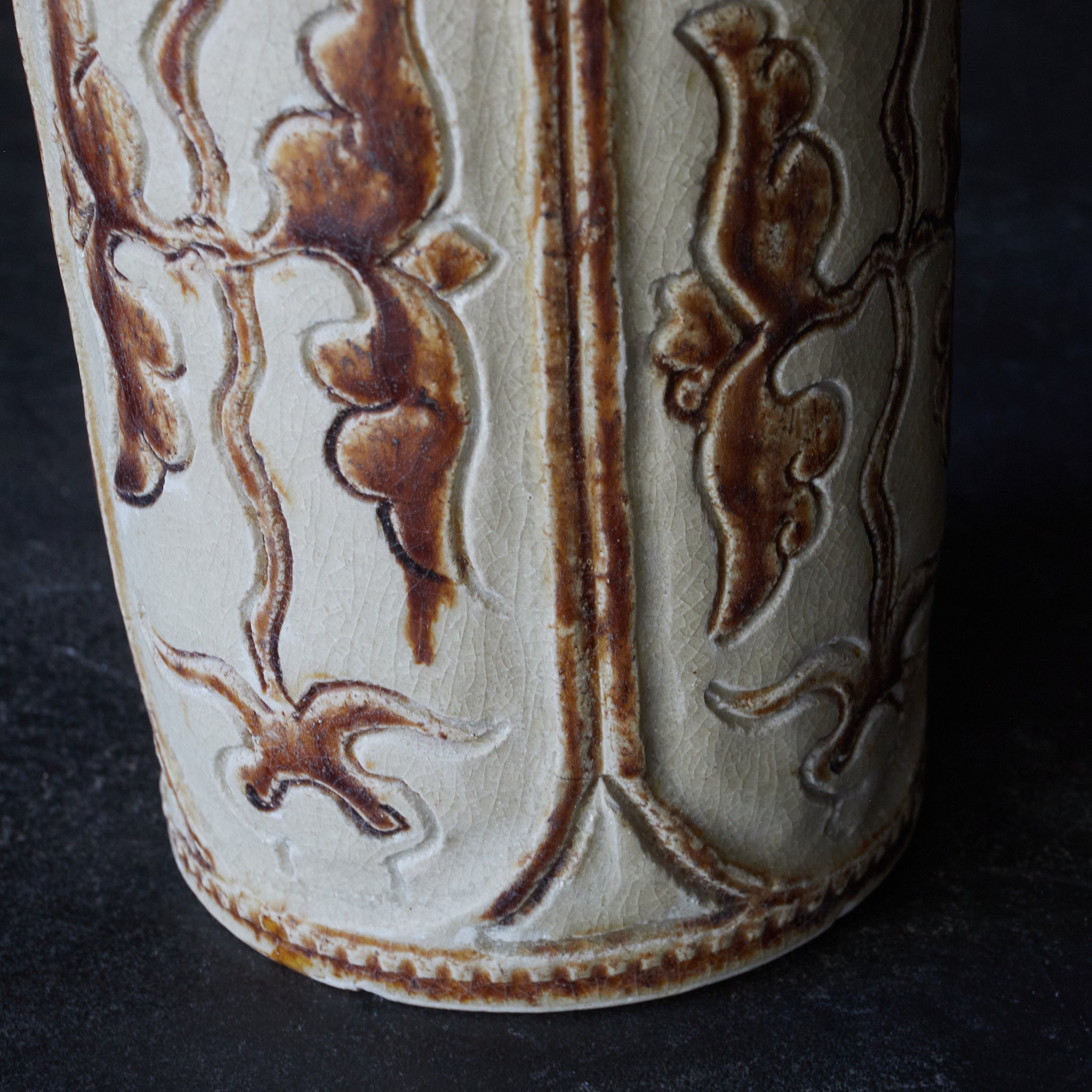 Sungorok Song Hulu White glaze brown vase with lotus petals 12th-16th century 12th-16th century