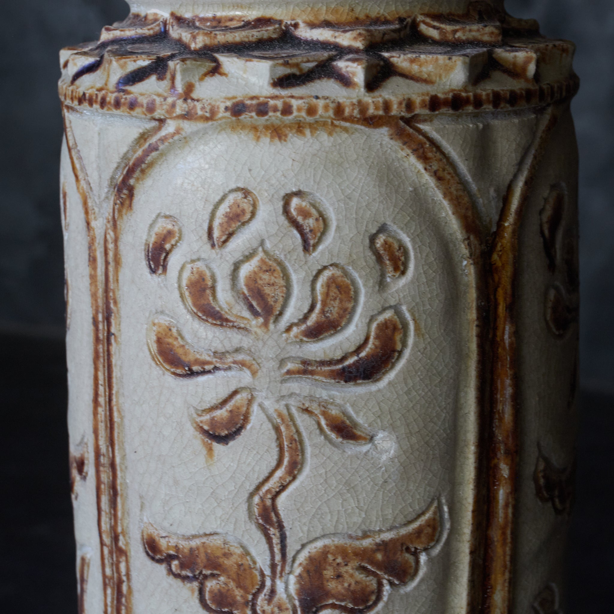 Sungorok Song Hulu White glaze brown vase with lotus petals 12th-16th century 12th-16th century