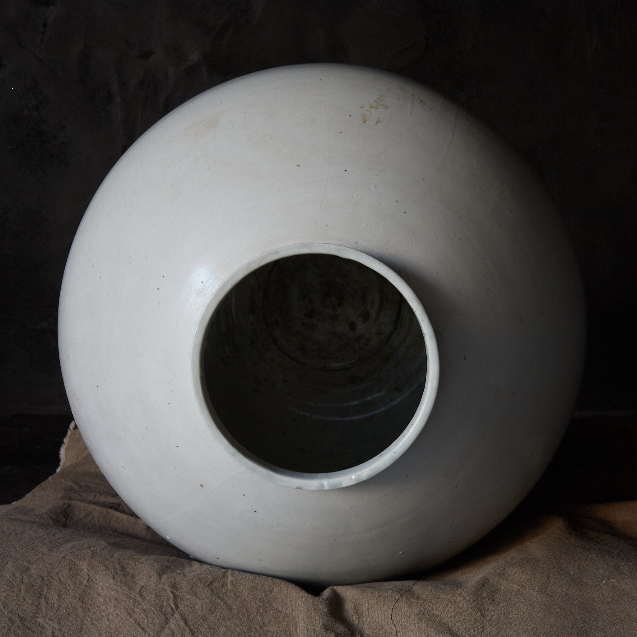 李朝 白磁 満月壷（タルハンアリ）（1392–1897 CE）