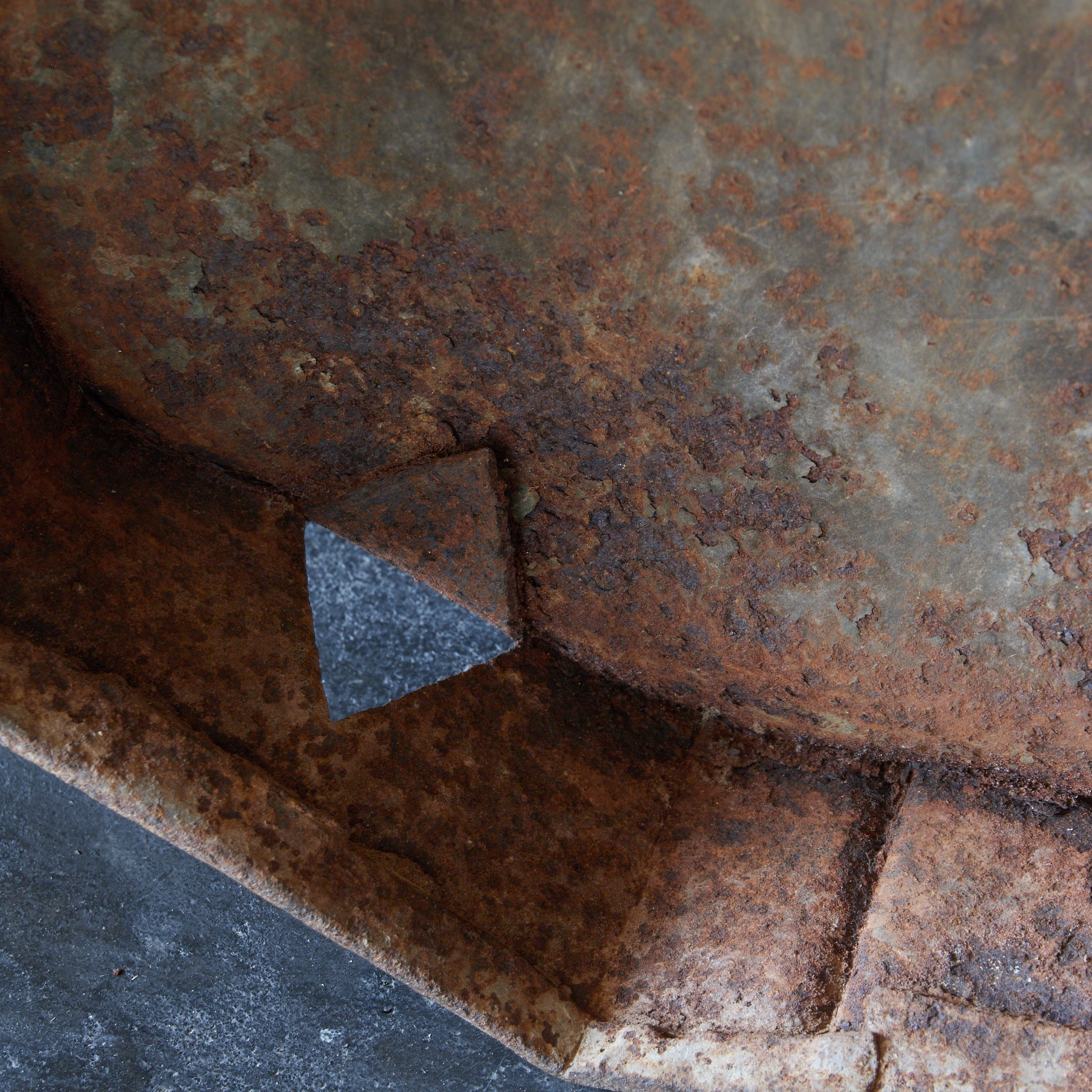 Antique iron brazier with beveled edge and ring, Joseon Dynasty/1392-1897CE