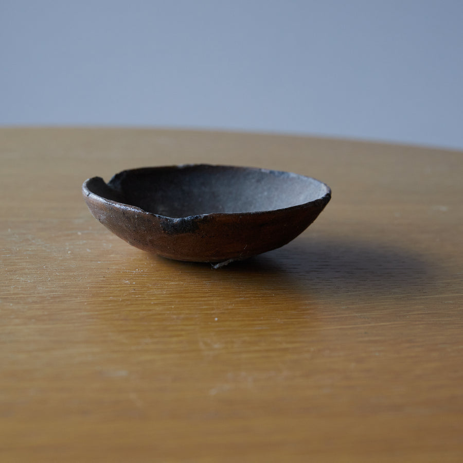 江戸時代 瀬戸鉄釉たんころ皿（1603–1867 CE）