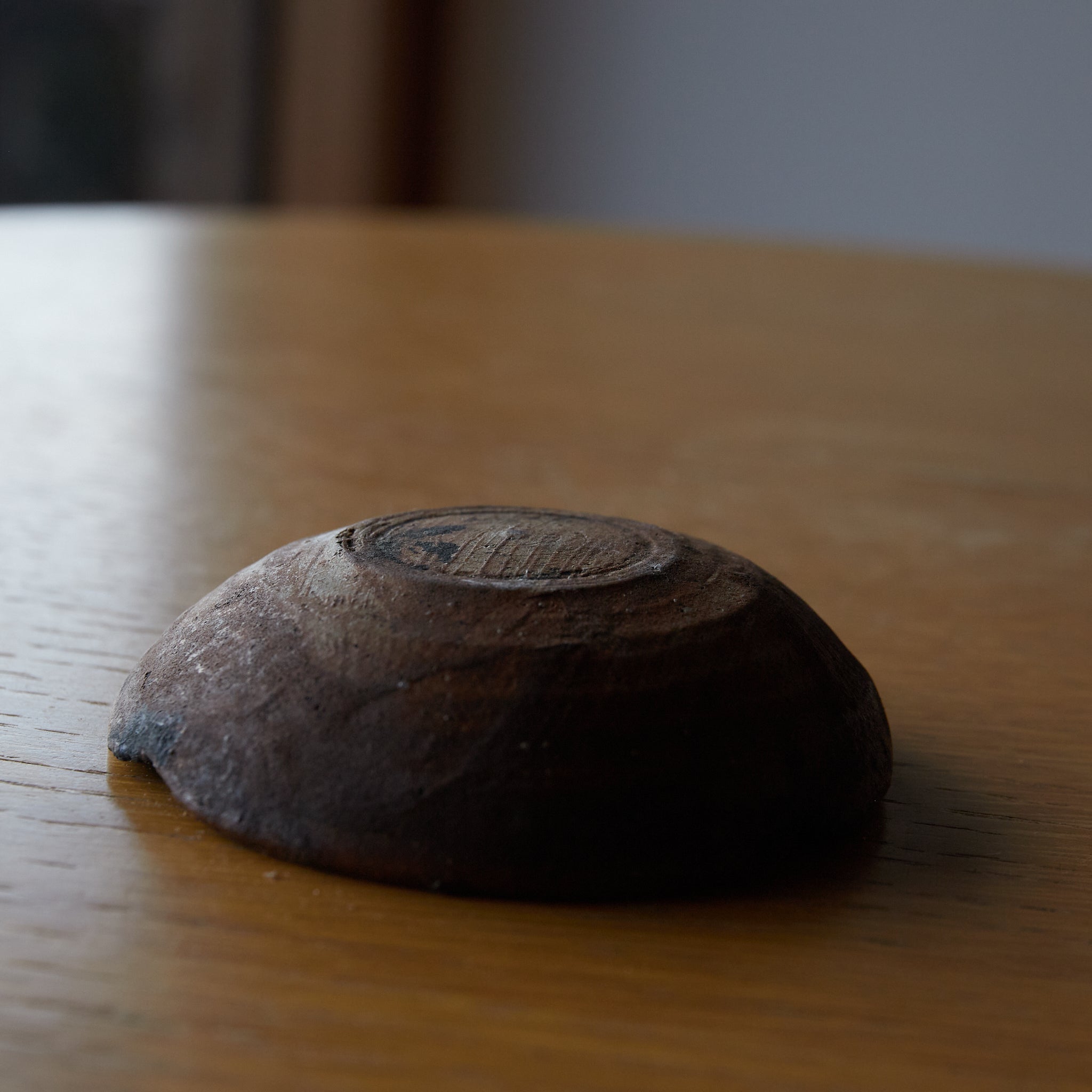 江戸時代 瀬戸鉄釉たんころ皿（1603–1867 CE） | 入蘆花（ロカニイル）