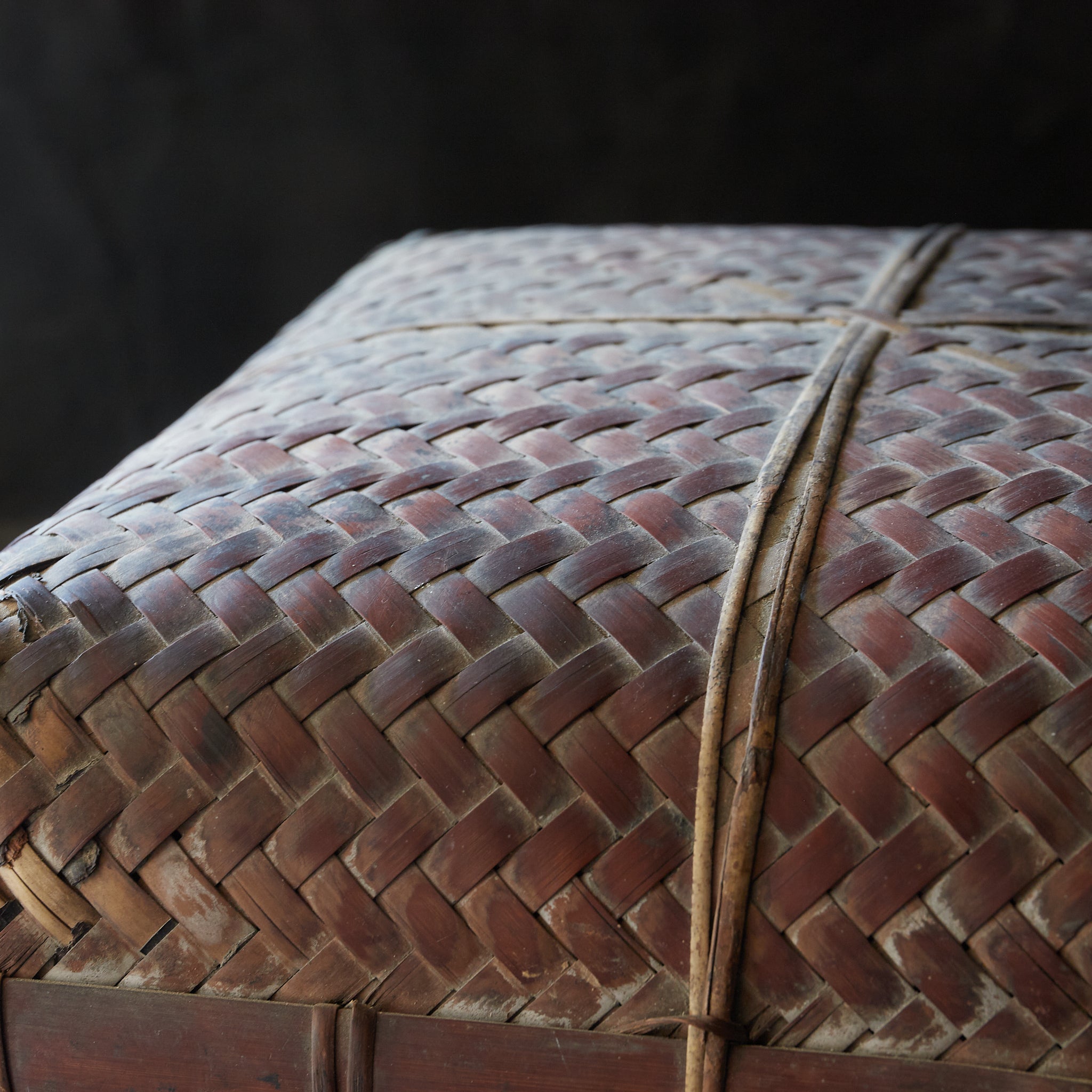 LARGE KUDZU BASKET / TEA BOX, Edo–Meiji Period（1603–1912CE）