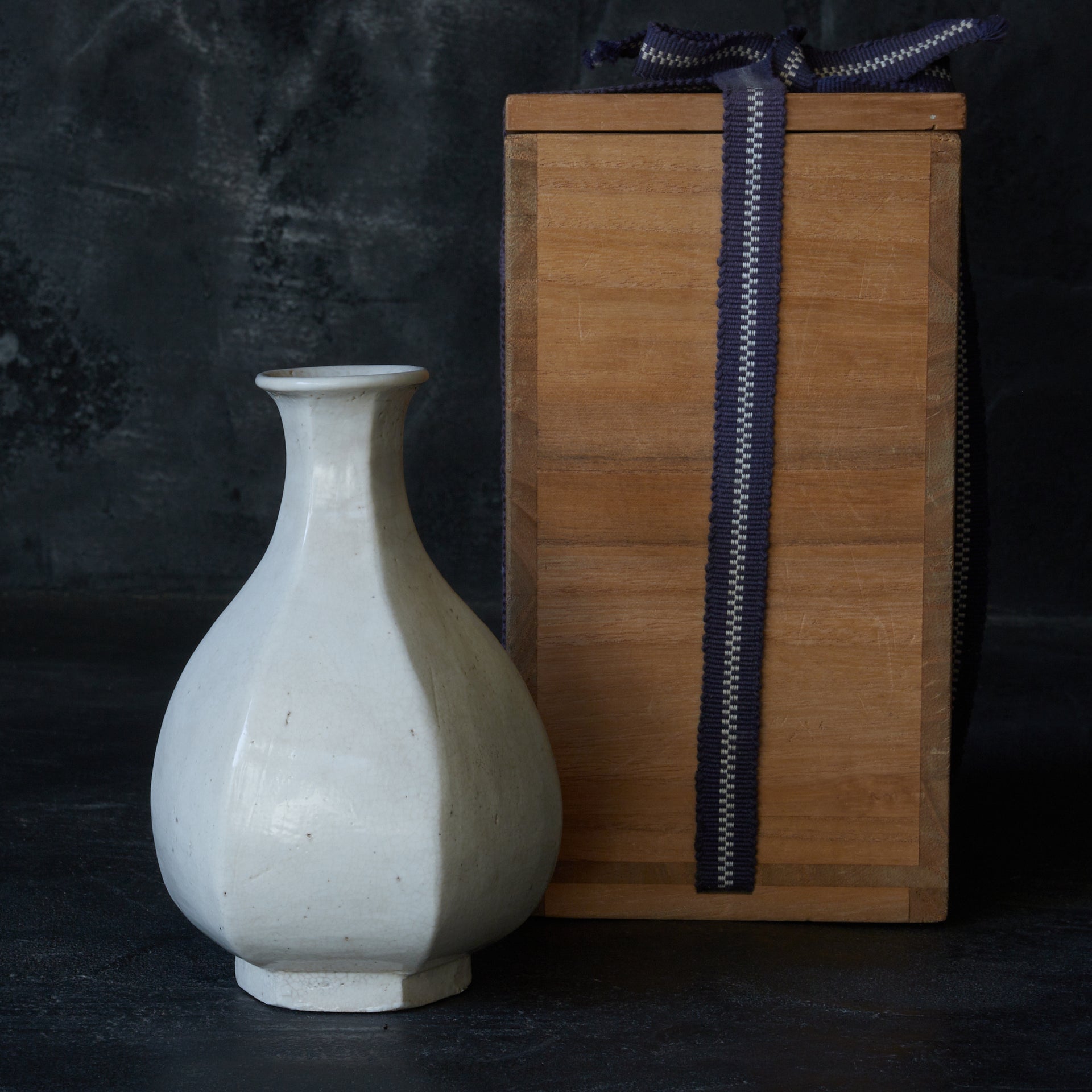 李朝 白磁面取瓶 徳利 木箱付（1392–1897 CE） 