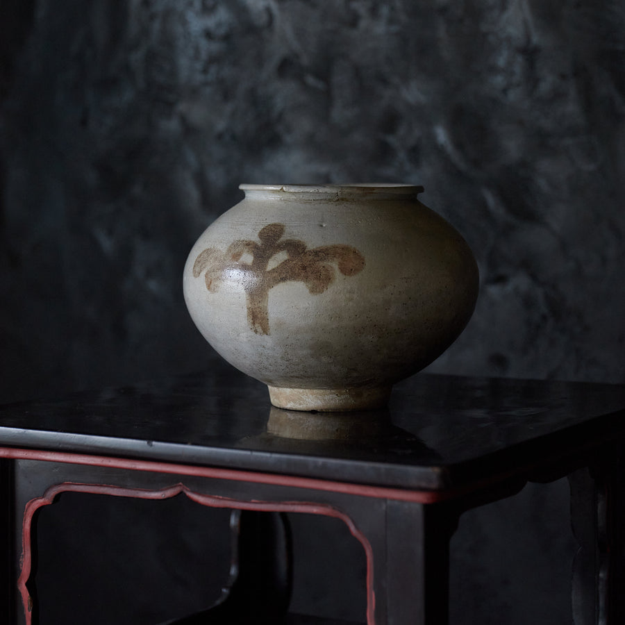 李朝 粉青鉄絵蔓草文壺（1392–1897CE）