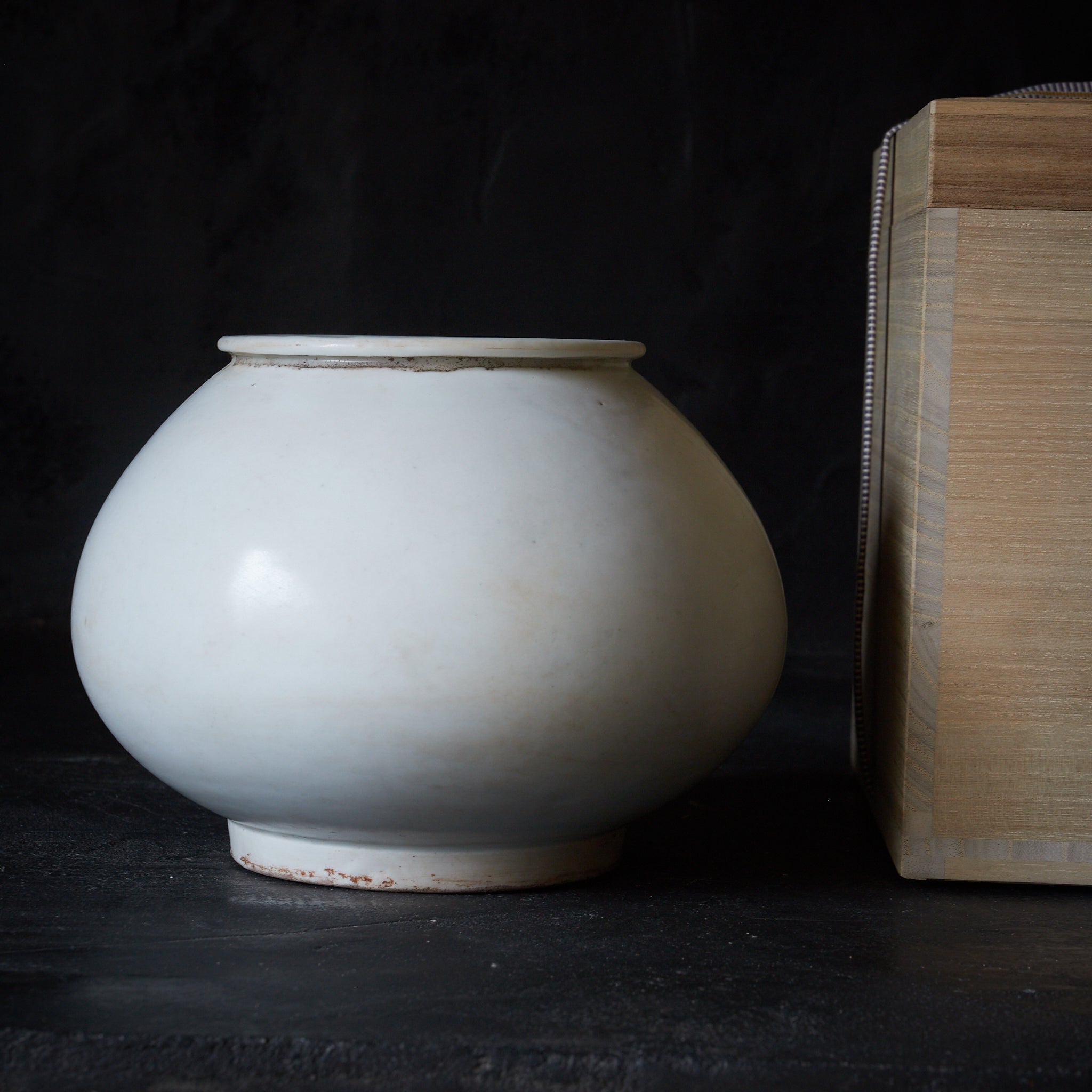 李朝 白磁丸壺 木箱付（1392–1897CE） | 入蘆花（ロカニイル）