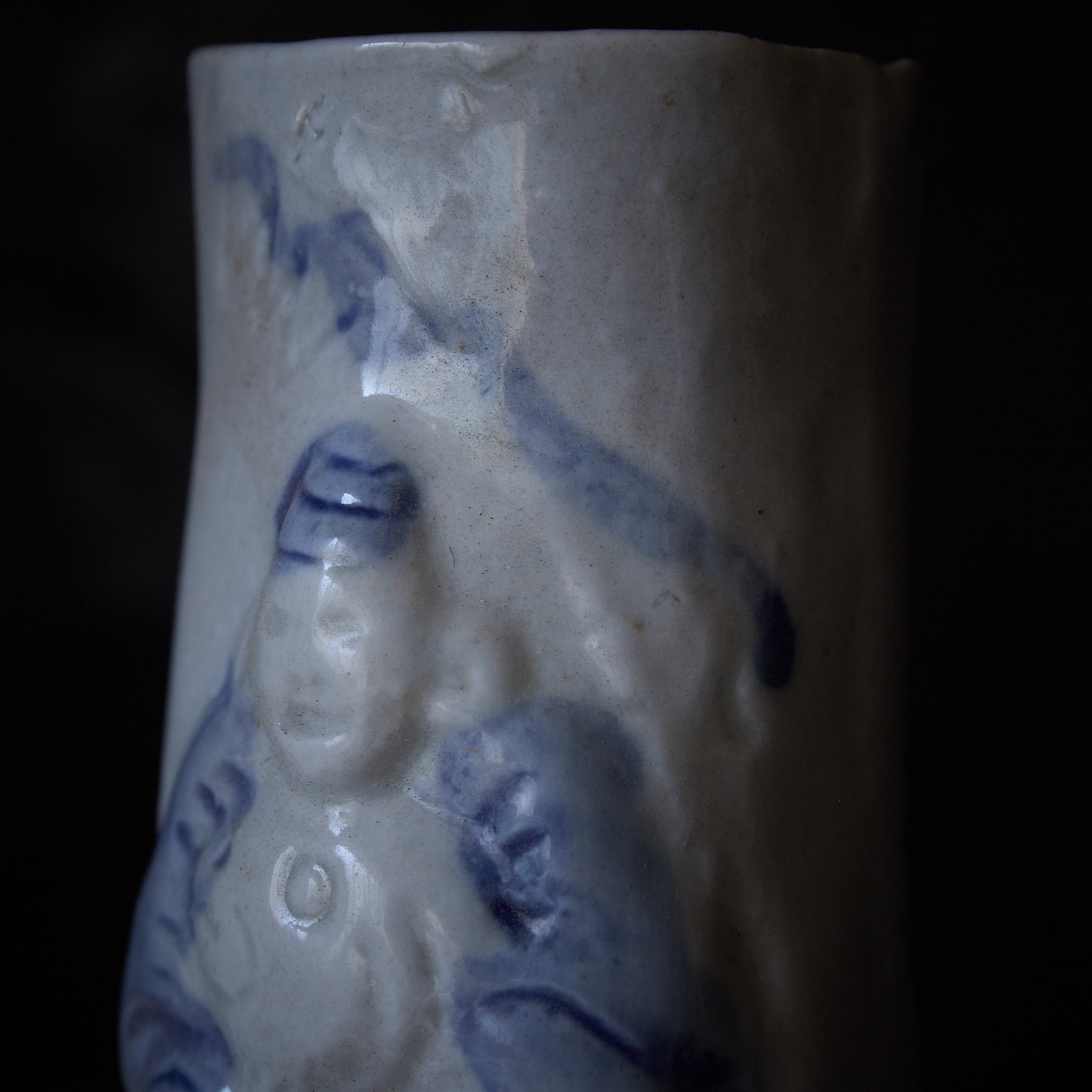 FLORERO COLGANTE CON FORMA DE HOTEI, Ko-Imari, Período Edo（1603–1867 d. C.）