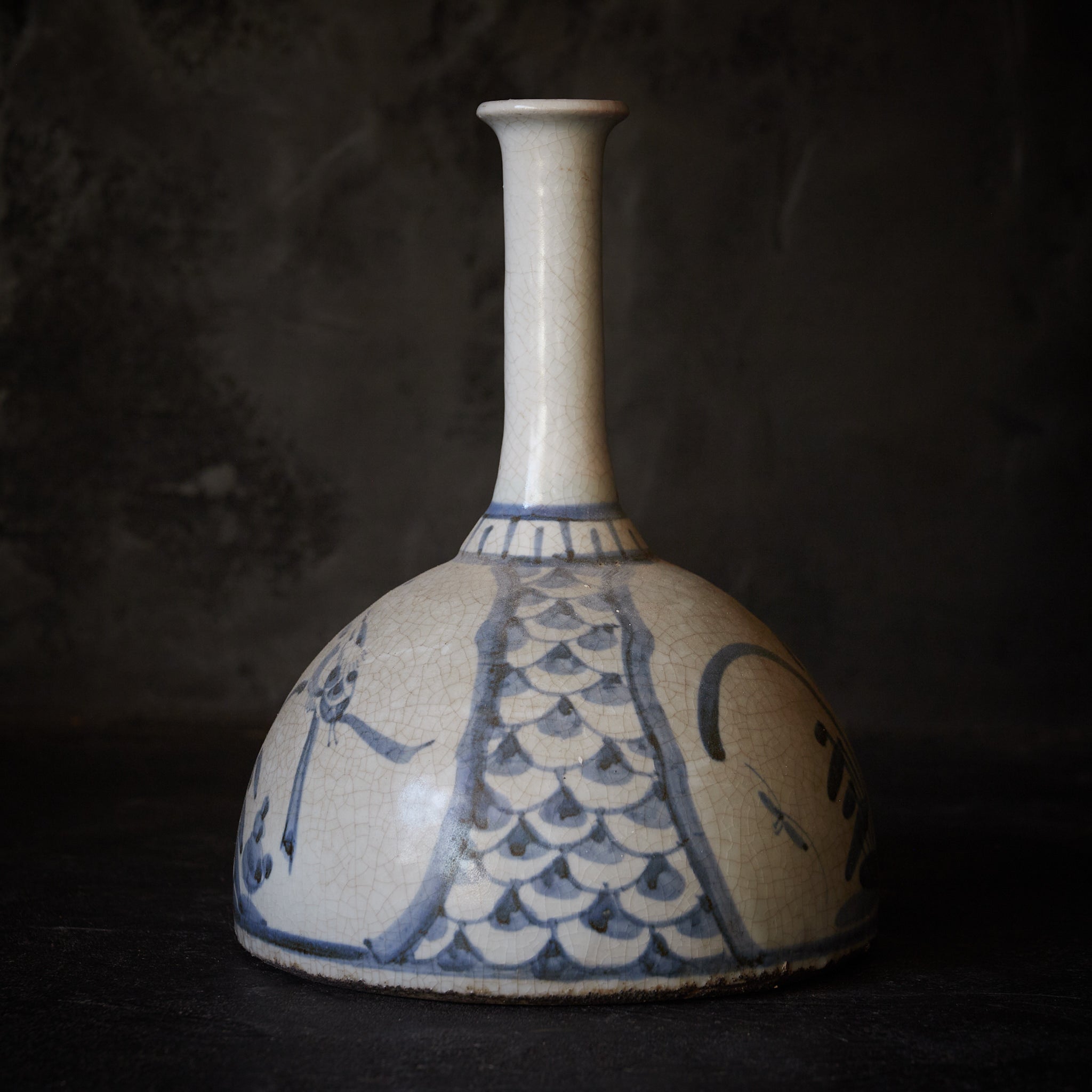 FRASCO DE SAKE, Ko-Imari, con azul bajo cubierta diseño de libélula y flor, Período Edo（1603–1867 d. C.）