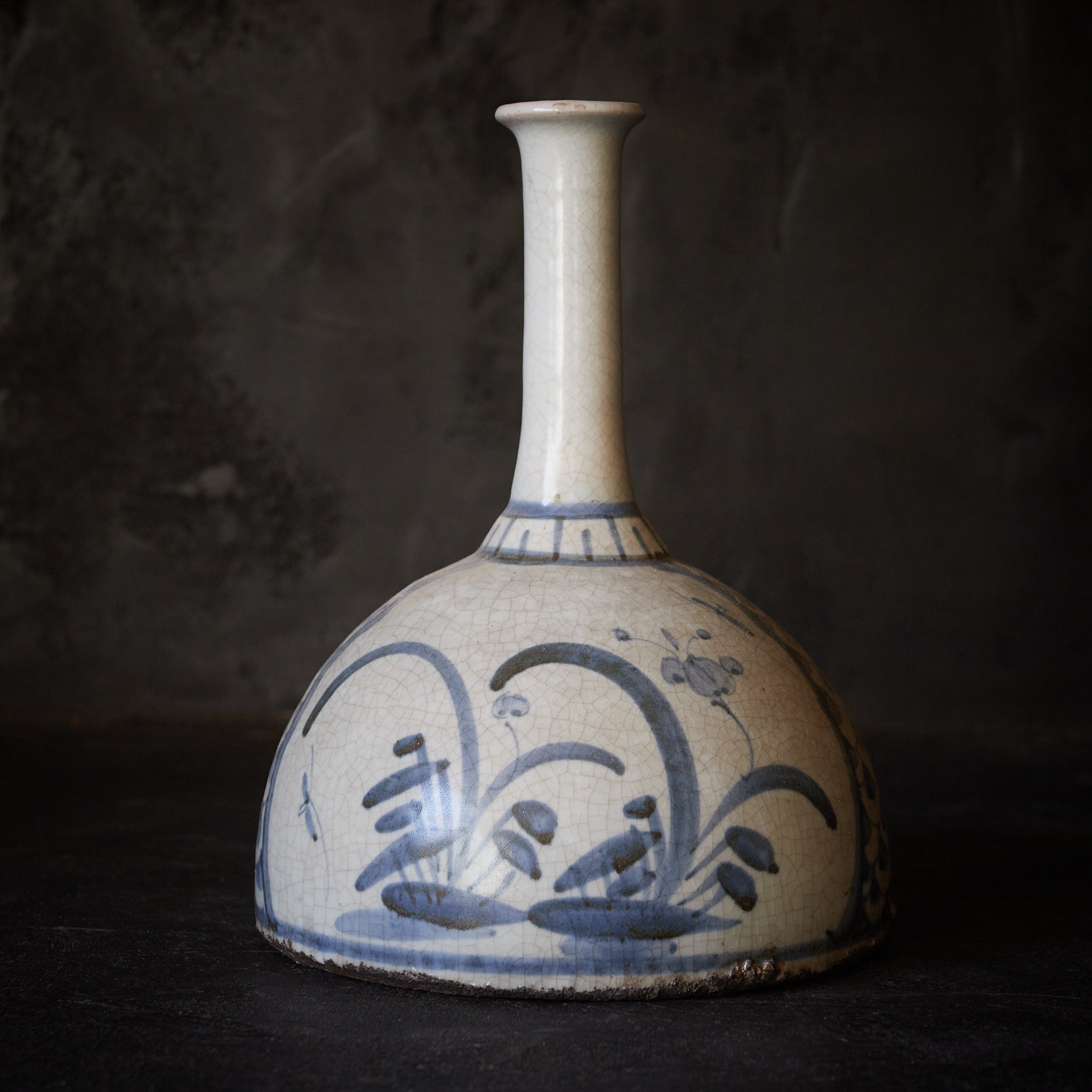 FRASCO DE SAKE, Ko-Imari, con azul bajo cubierta diseño de libélula y flor, Período Edo（1603–1867 d. C.）