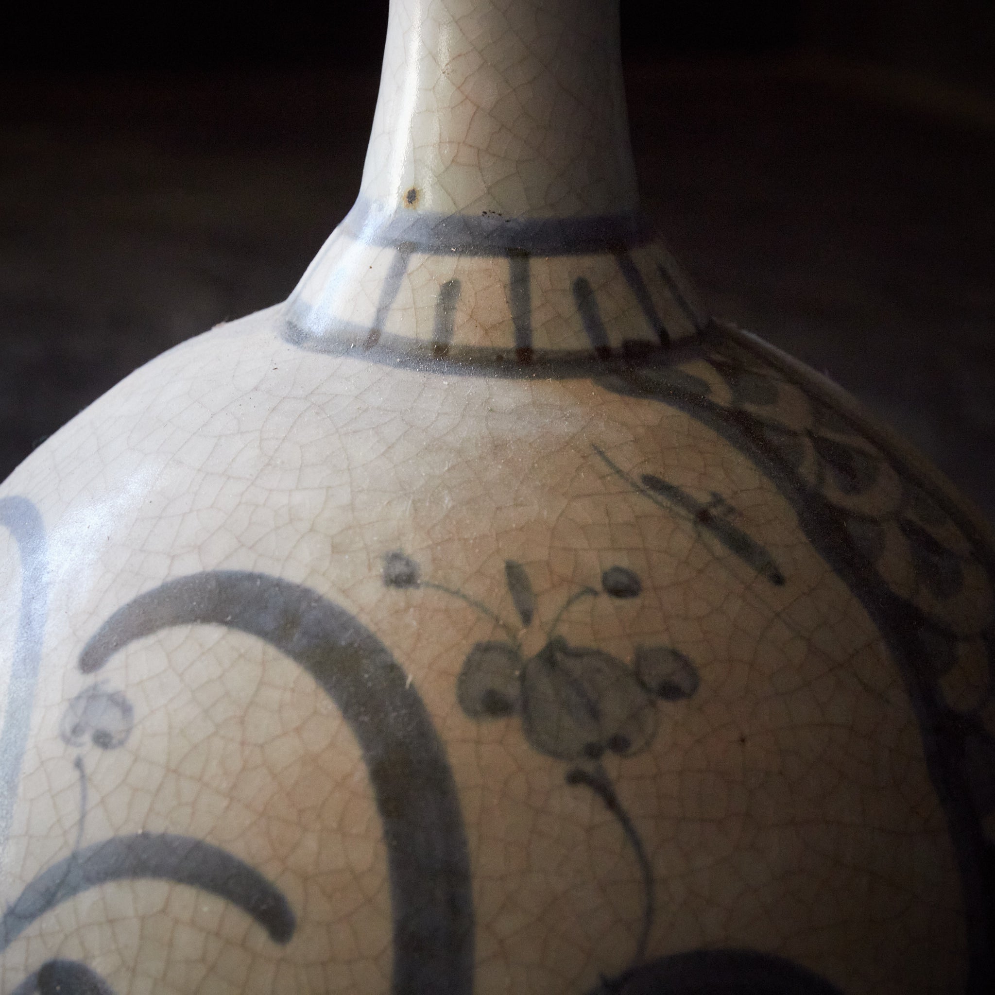 FRASCO DE SAKE, Ko-Imari, con azul bajo cubierta diseño de libélula y flor, Período Edo（1603–1867 d. C.）