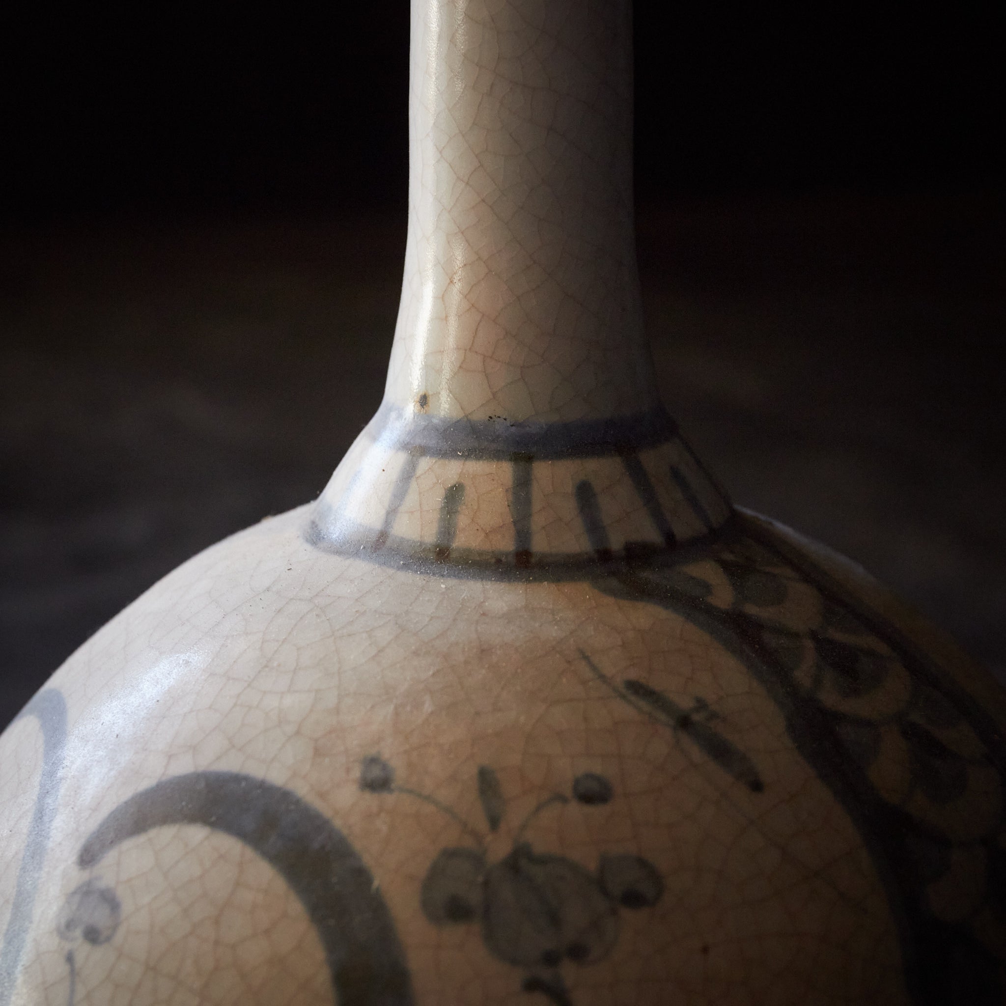 FRASCO DE SAKE, Ko-Imari, con azul bajo cubierta diseño de libélula y flor, Período Edo（1603–1867 d. C.）