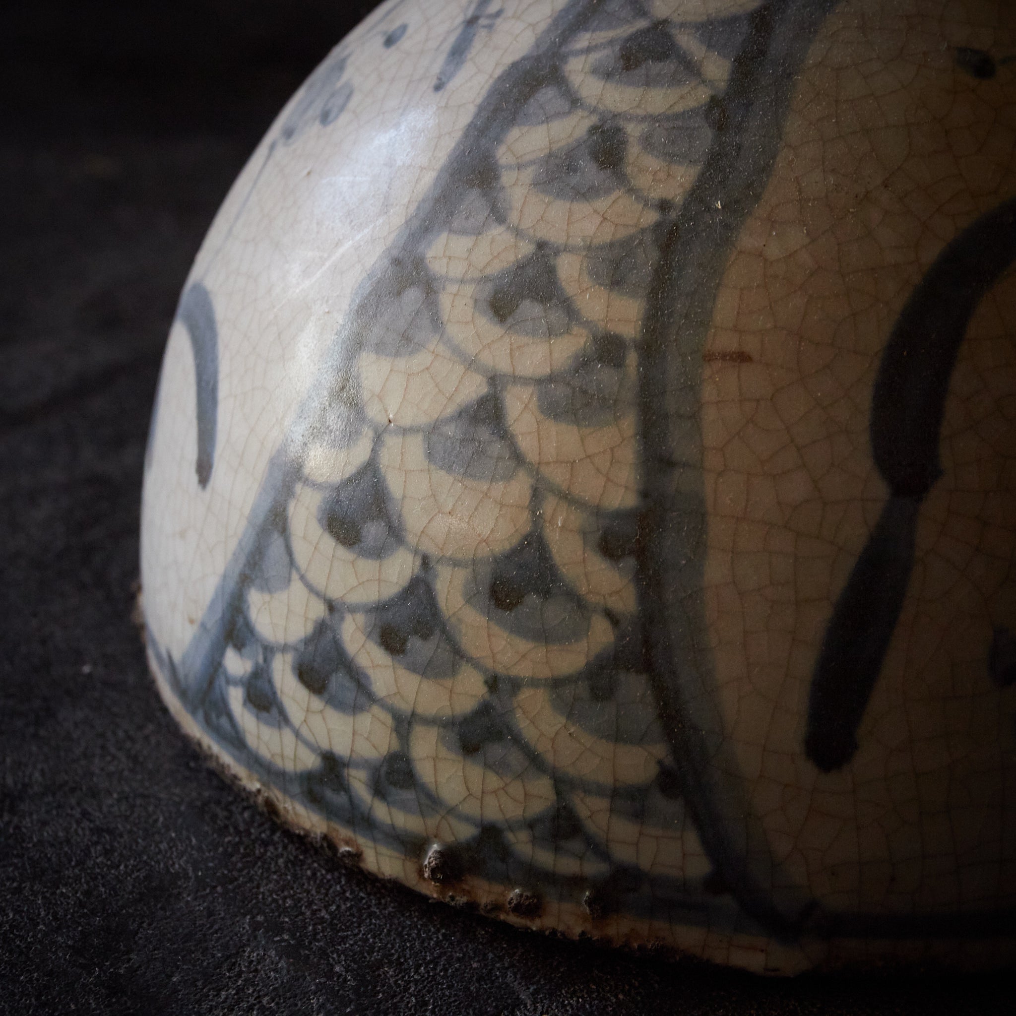 FRASCO DE SAKE, Ko-Imari, con azul bajo cubierta diseño de libélula y flor, Período Edo（1603–1867 d. C.）