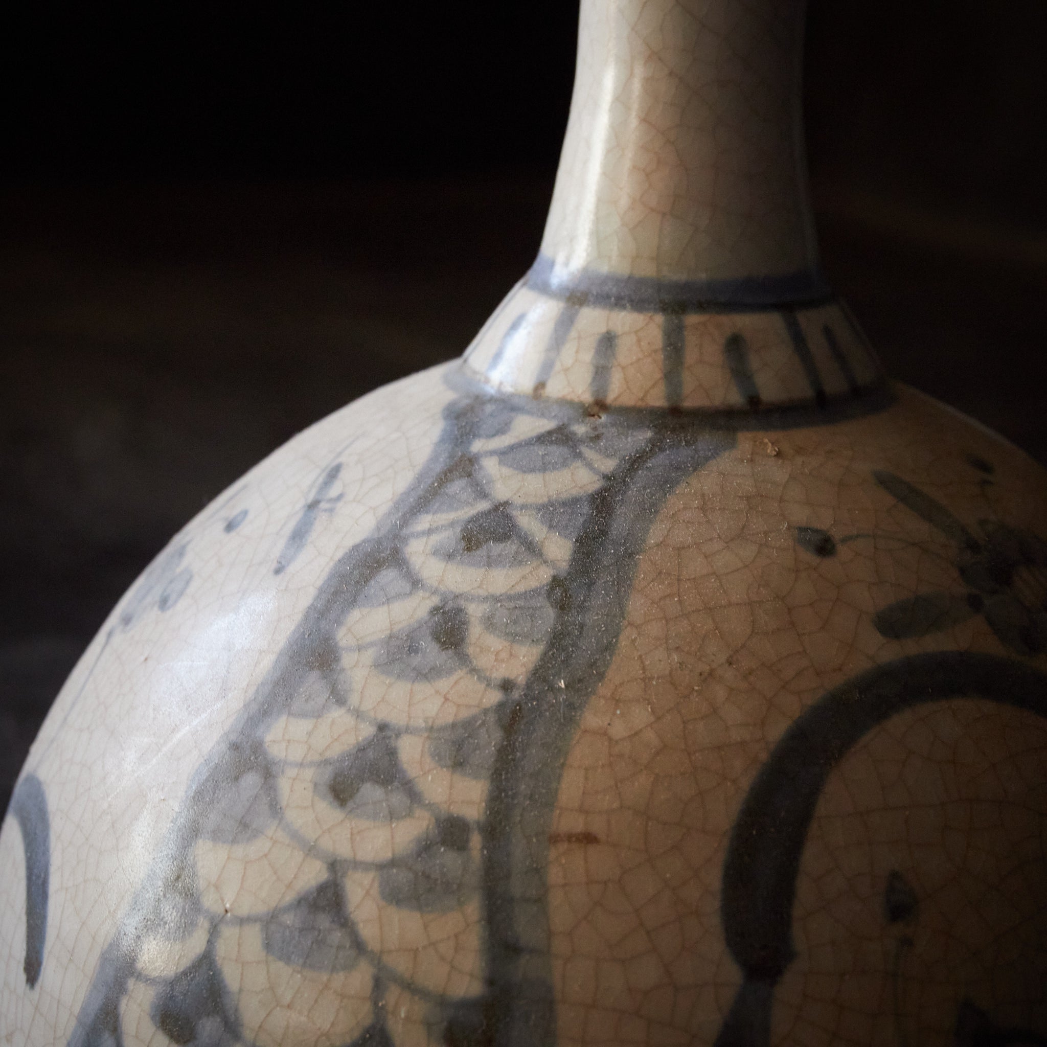 FRASCO DE SAKE, Ko-Imari, con azul bajo cubierta diseño de libélula y flor, Período Edo（1603–1867 d. C.）